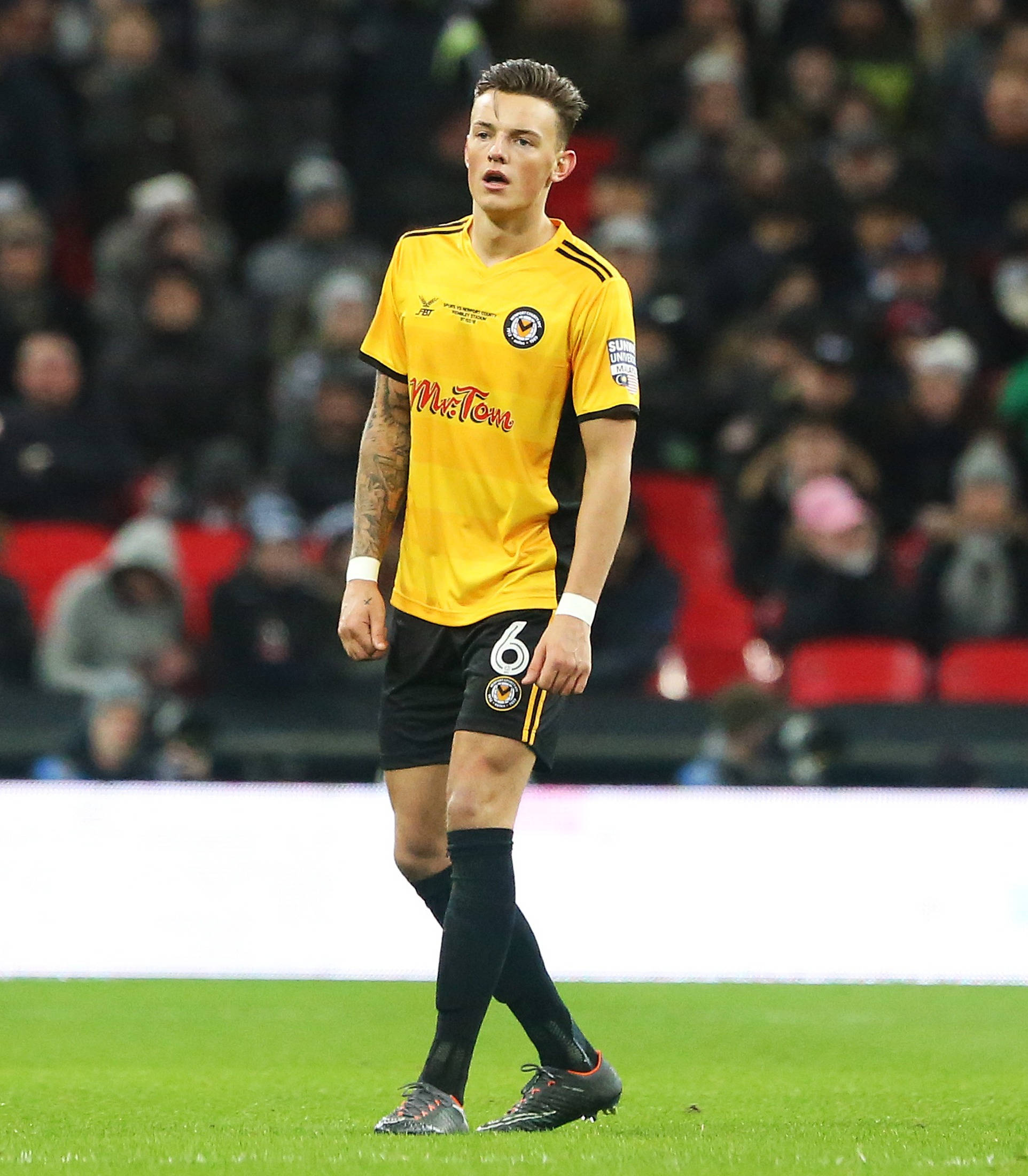 Ben White, yellow jersey, green pitch, Full HD Phone Wallpaper