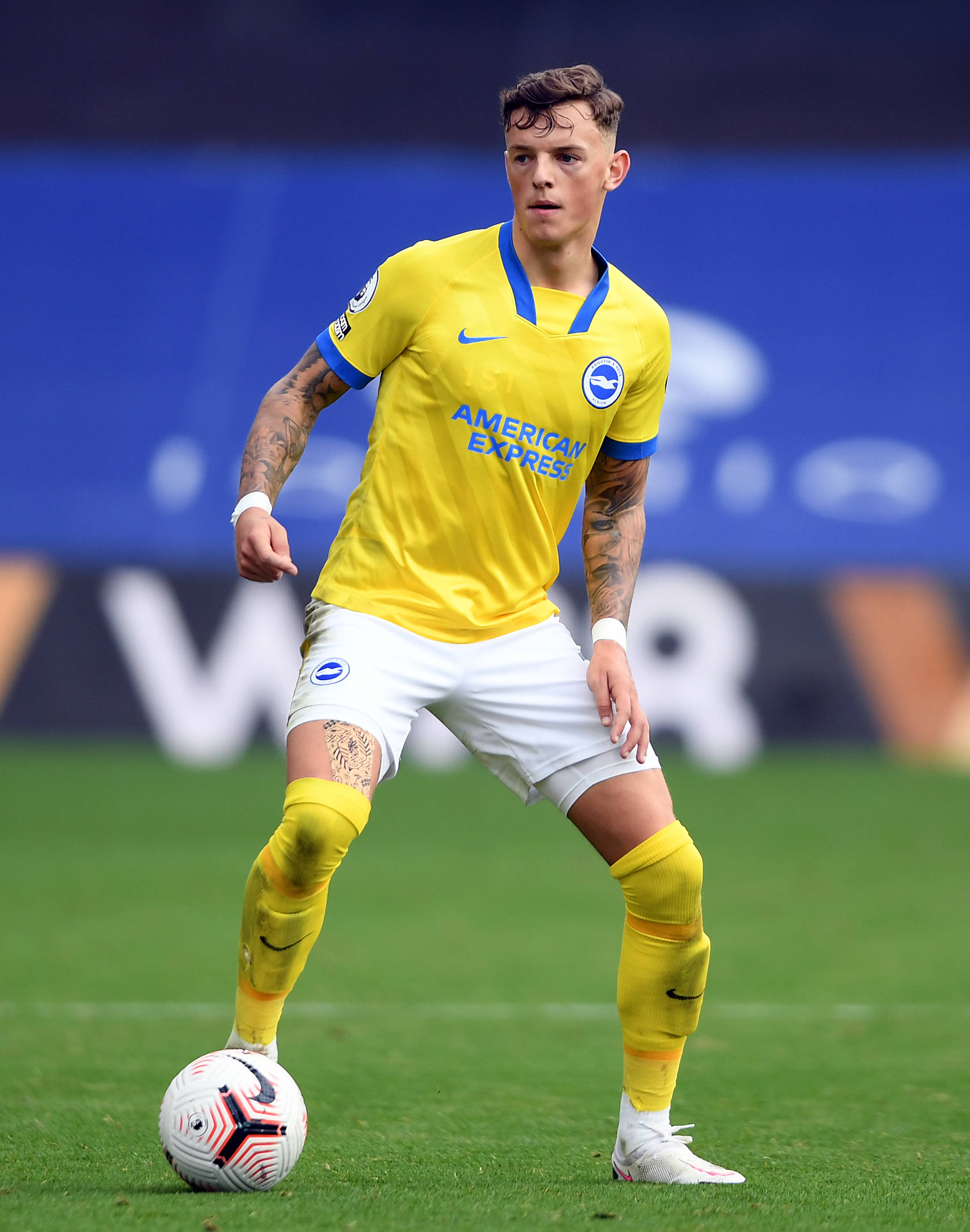 Ben White, yellow jersey, green pitch, 2K Phone Wallpaper