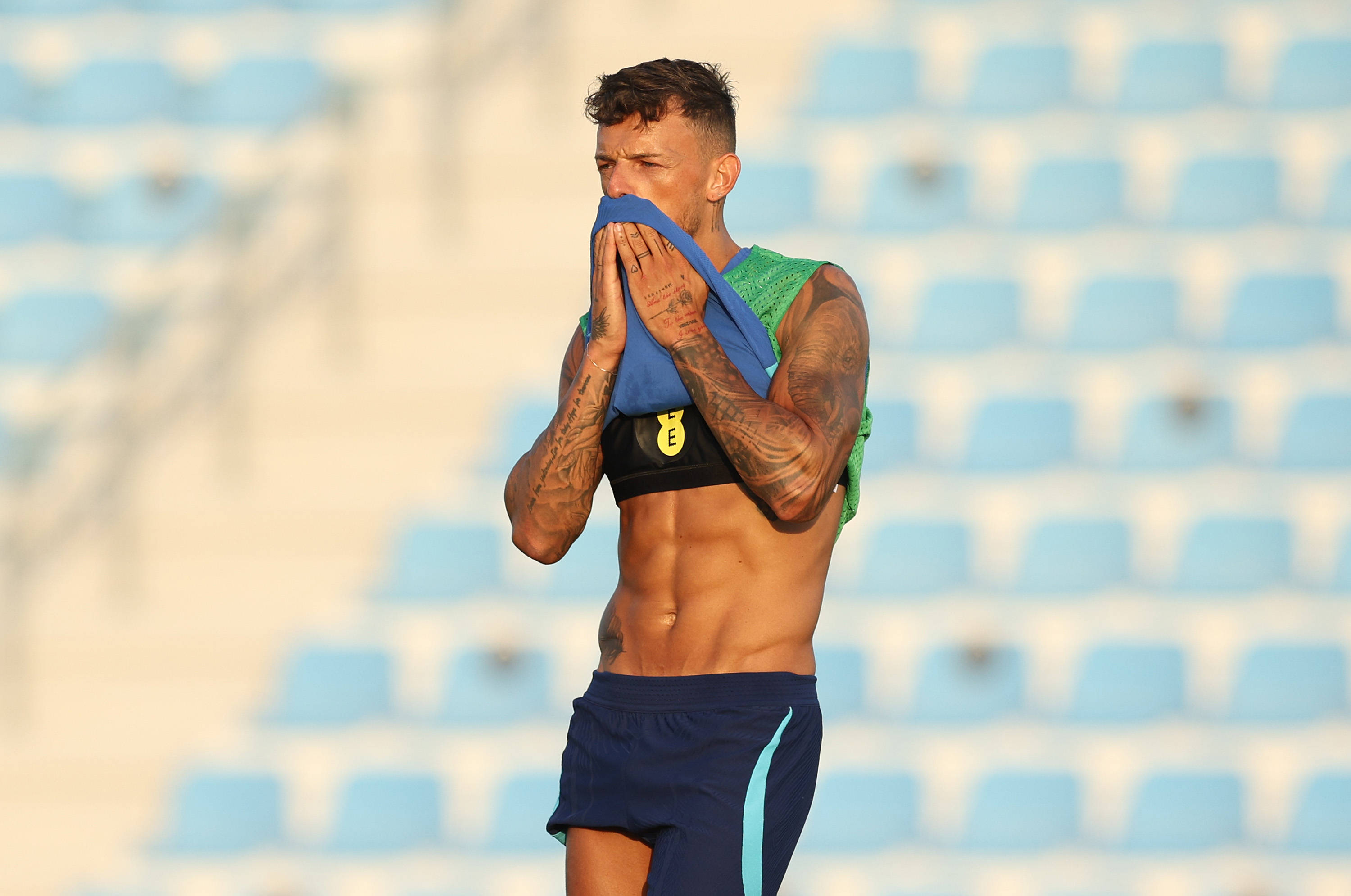 Ben White, tattooed arms, blue towel, 2K Desktop Wallpaper