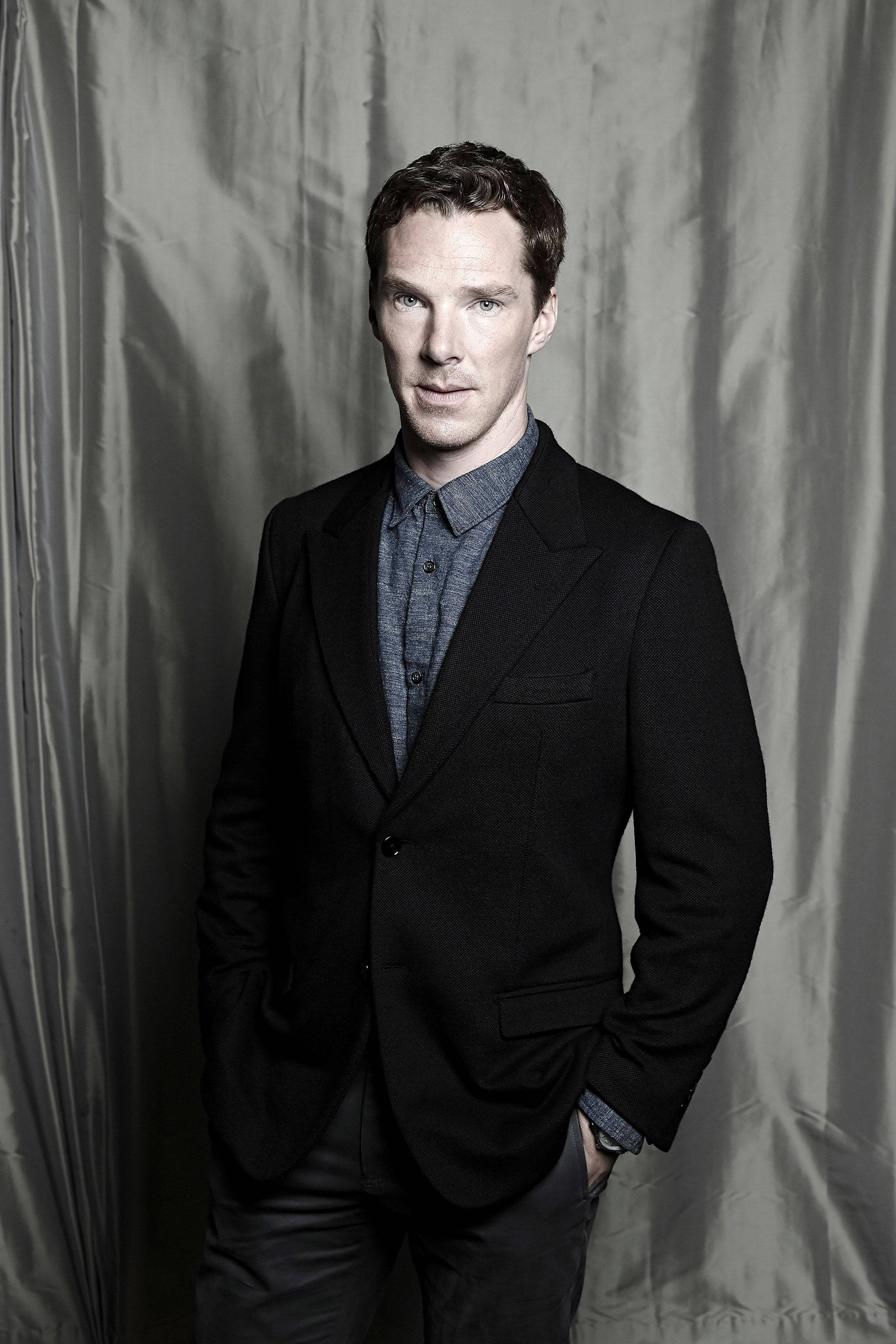 Benedict Cumberbatch, dark suit, gray backdrop, 2K Phone Wallpaper