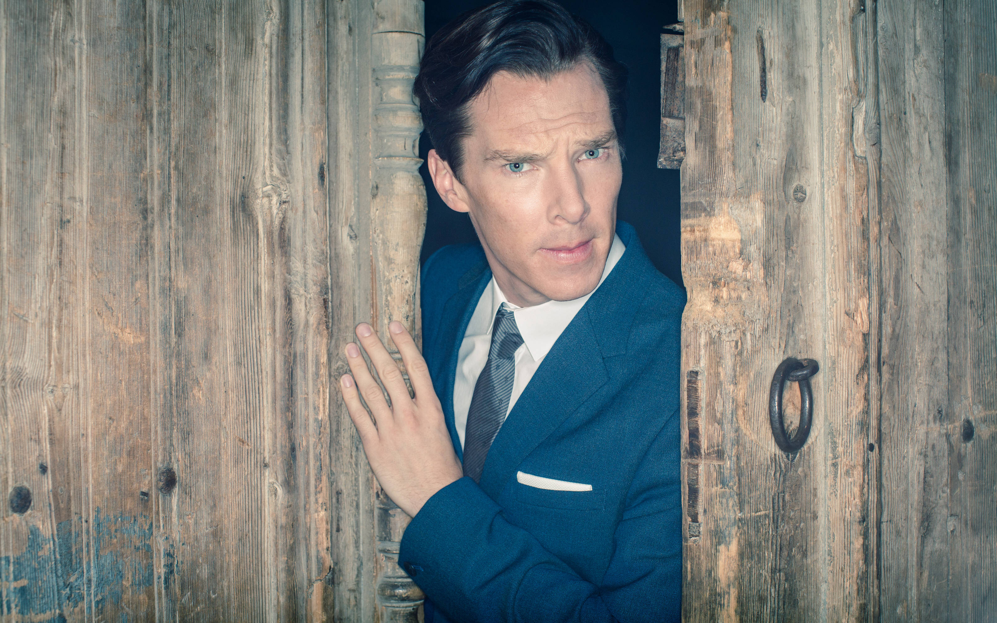 Benedict Cumberbatch, blue suit, weathered wooden door, 2K Desktop Wallpaper