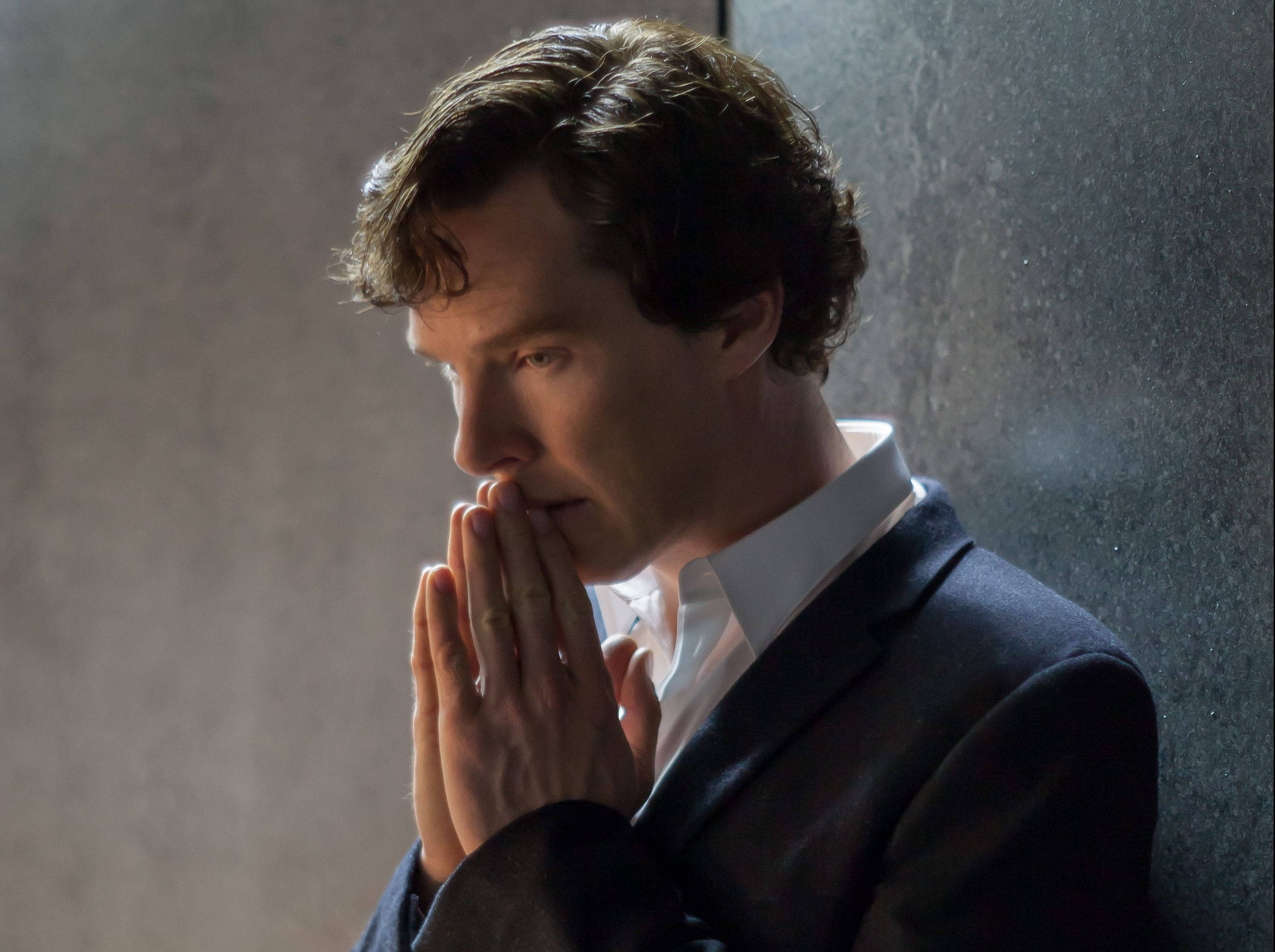 Benedict Cumberbatch, dark suit, textured wall, 2K Desktop Wallpaper