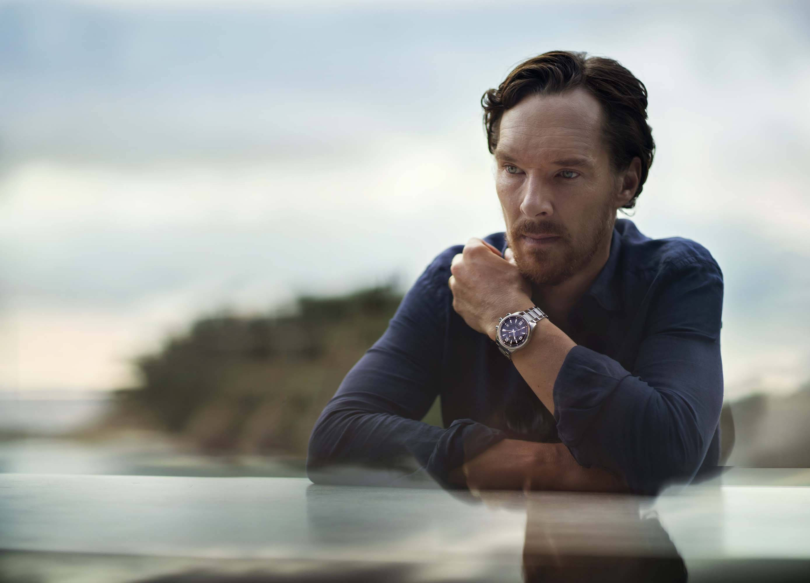 Benedict Cumberbatch, dark shirt, reflective surface, 2K Desktop Wallpaper