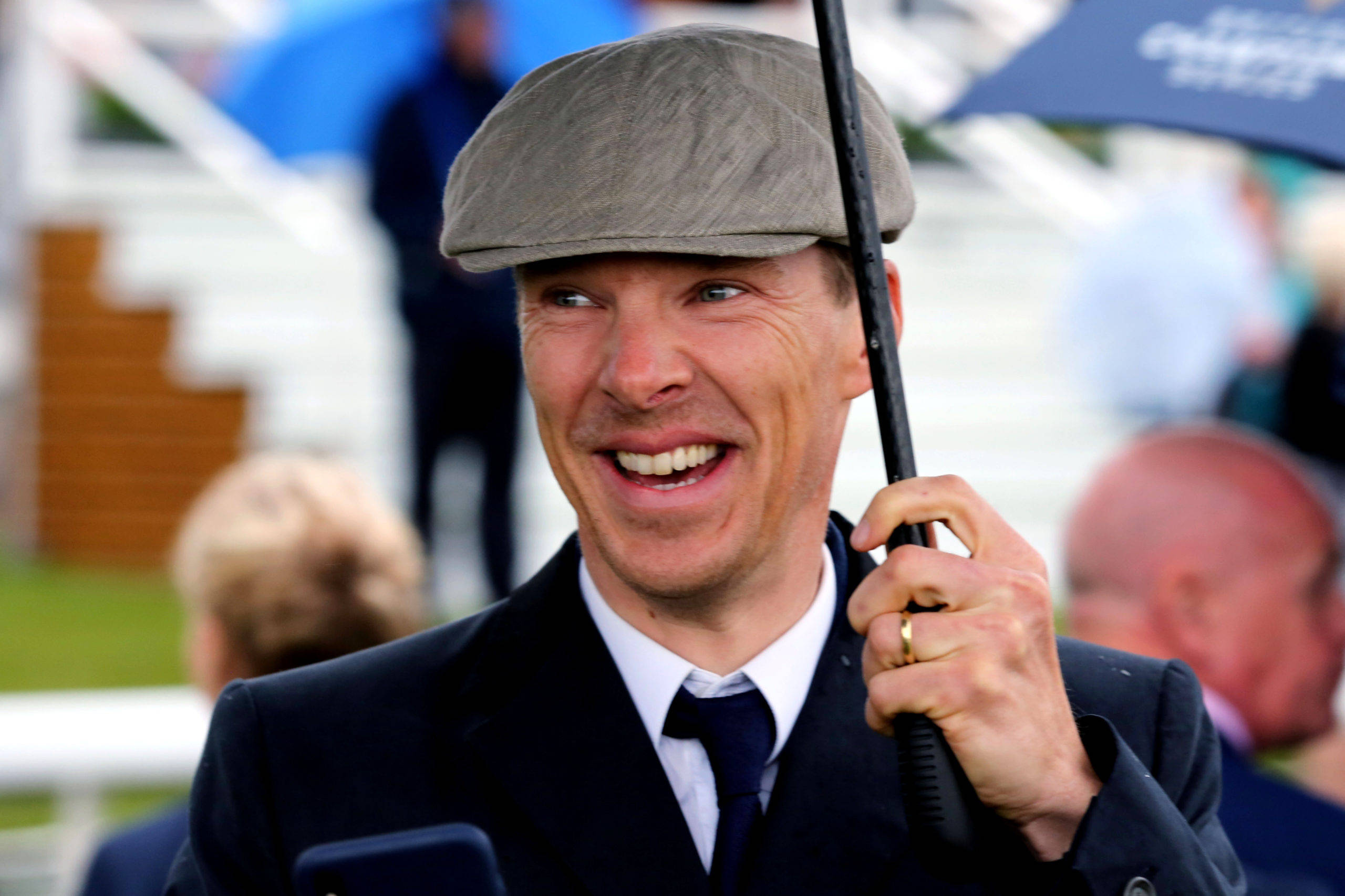 Benedict Cumberbatch, flat cap, suit, 2K Desktop Wallpaper