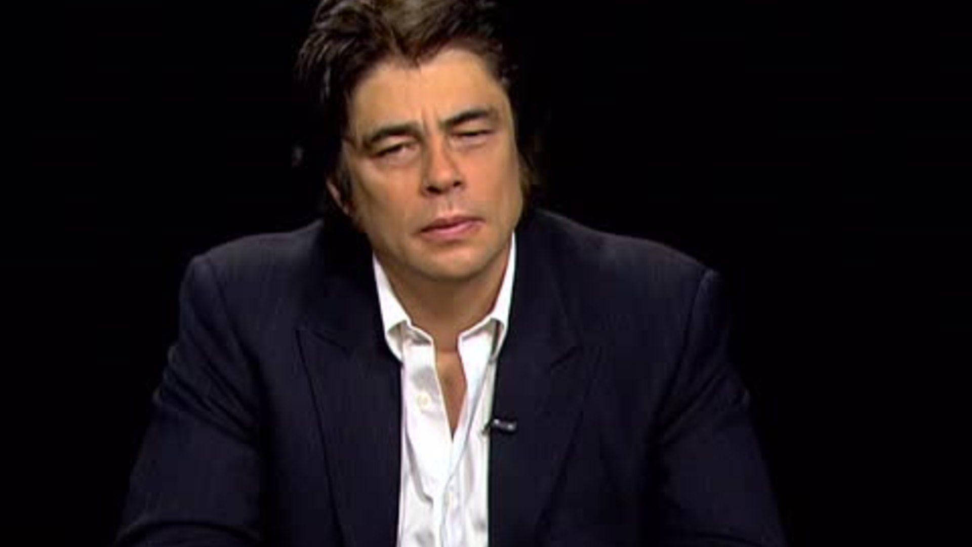 Benicio del toro, 2009 interview with charlie rose, dark suit, Full HD Desktop Wallpaper