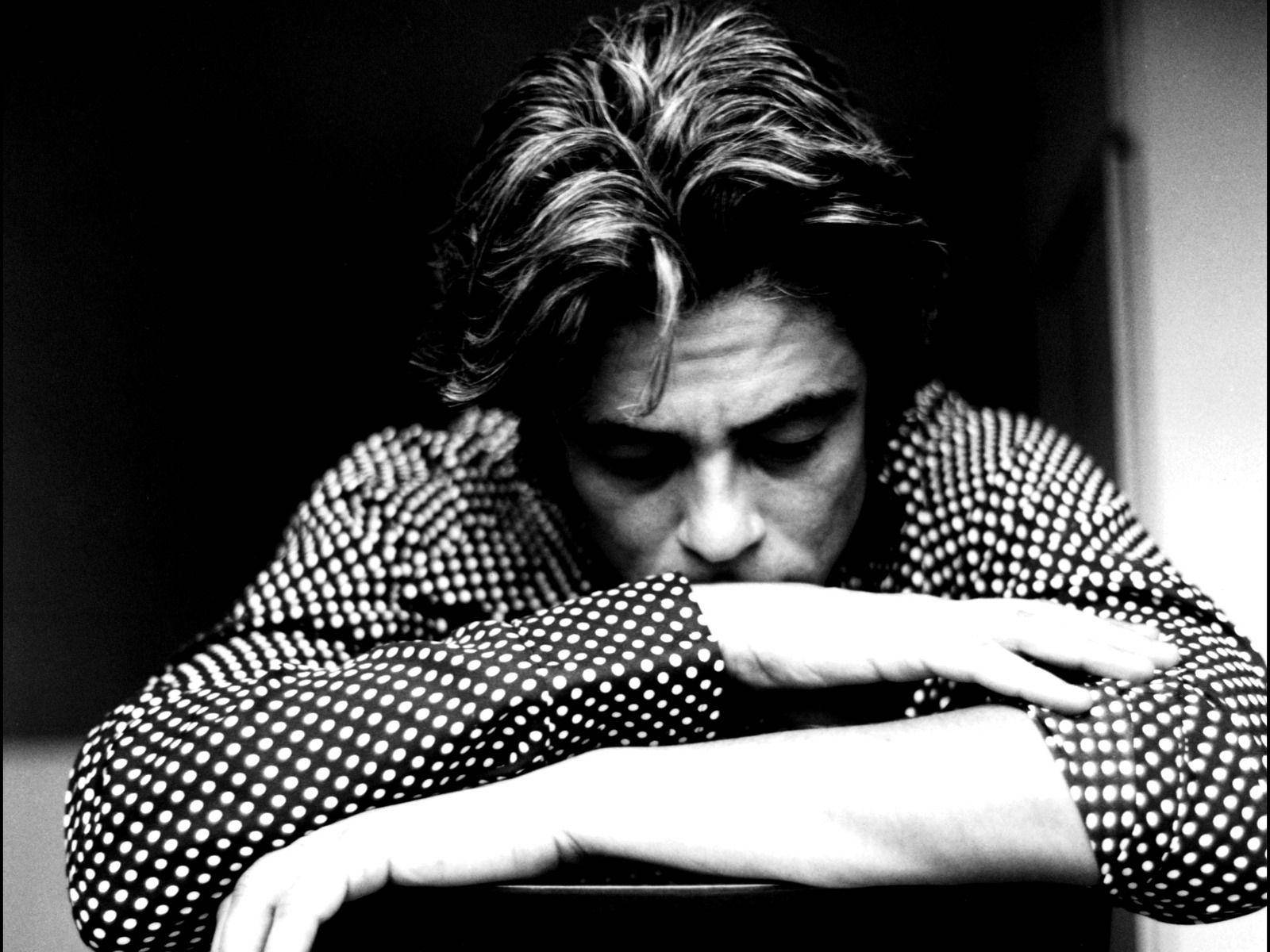 Benicio Del Toro, polka dot shirt, tousled hair, HD Desktop Wallpaper