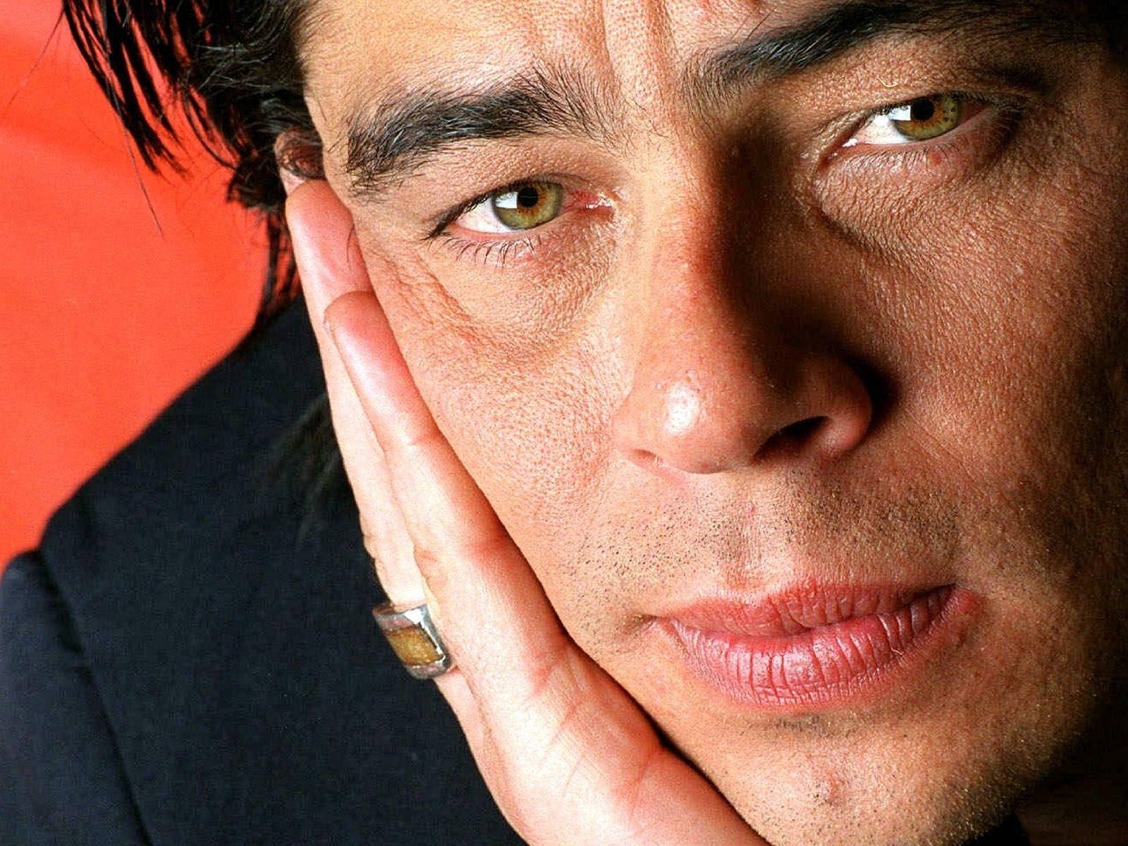 Benicio del toro, intense green eyes, cheek on hand, HD Desktop Wallpaper