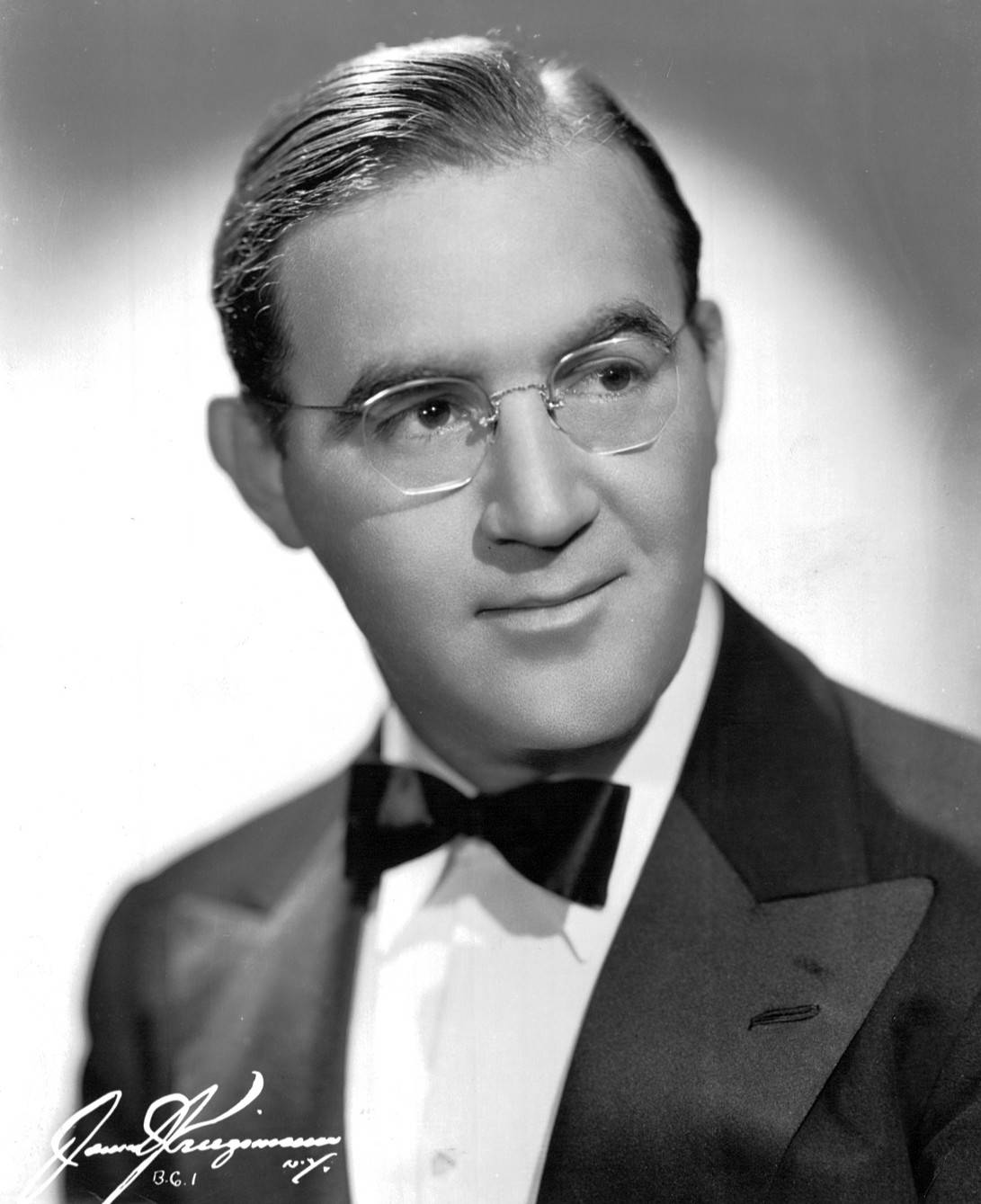 Benny Goodman, 1942, black and white portrait, HD Phone Wallpaper