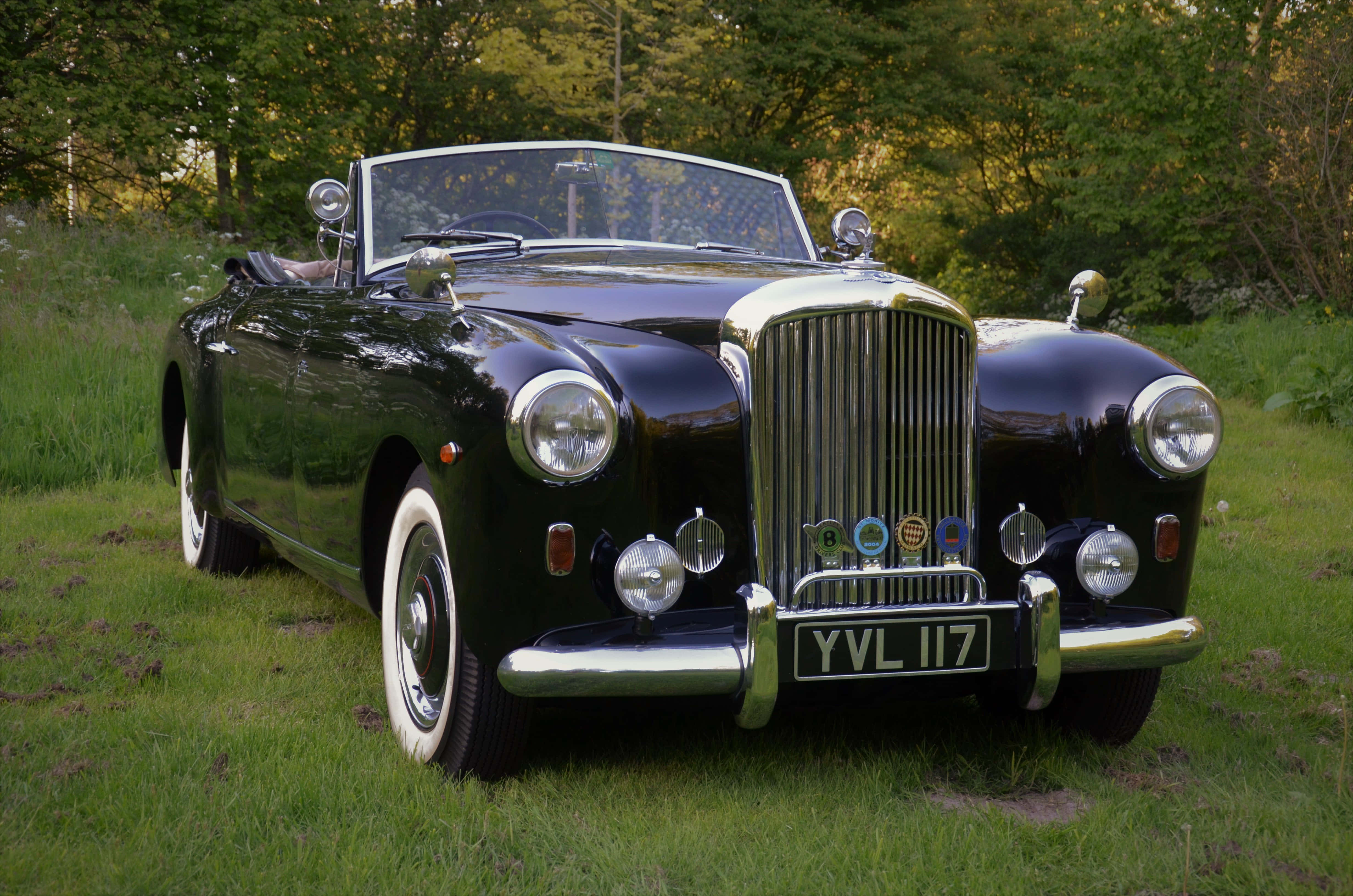 Bentley Mark VI, glossy black, chrome accents, 4K Desktop Wallpaper