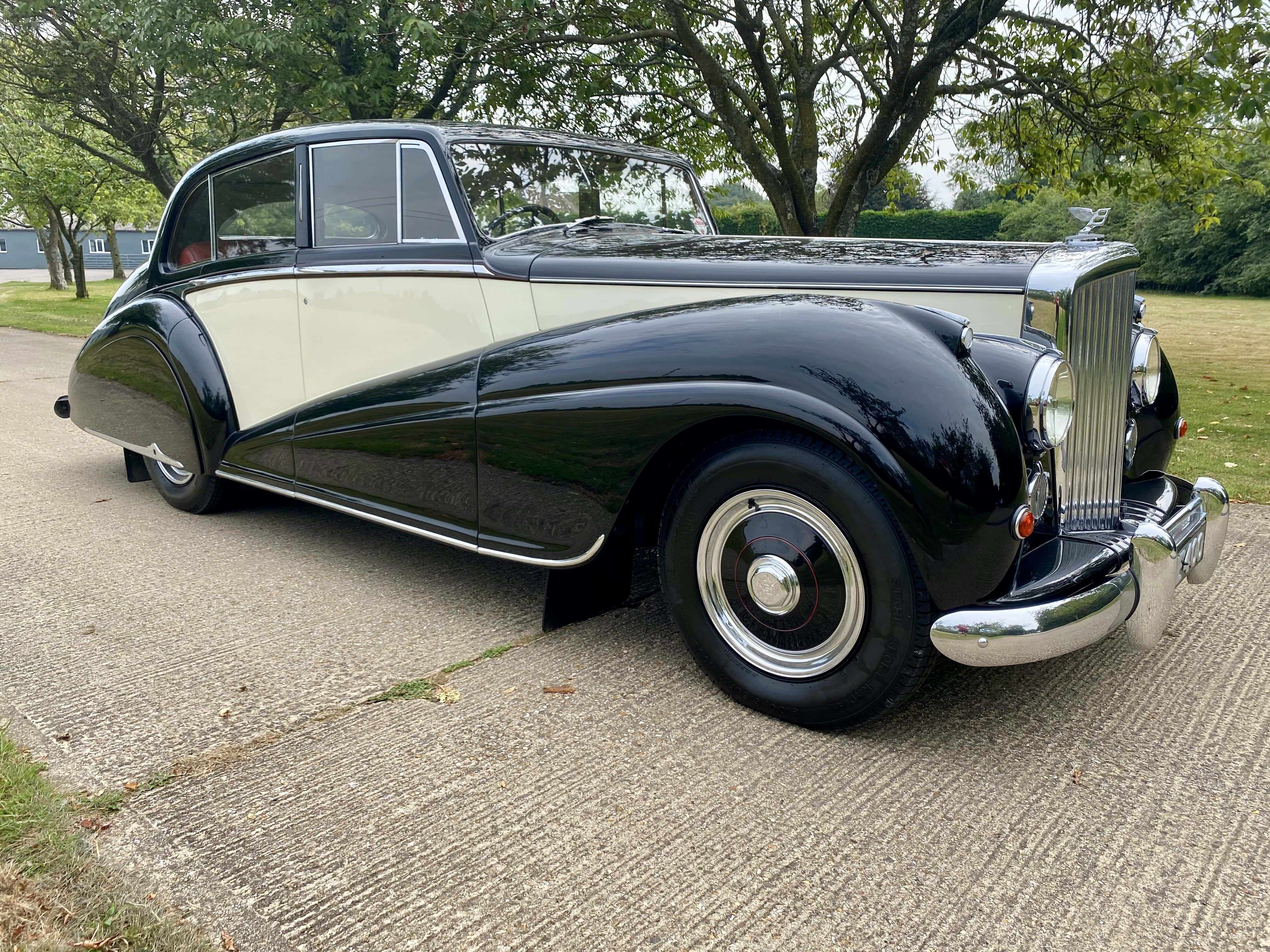 Bentley Mark VI, black and cream, daylight, 4K Desktop Wallpaper