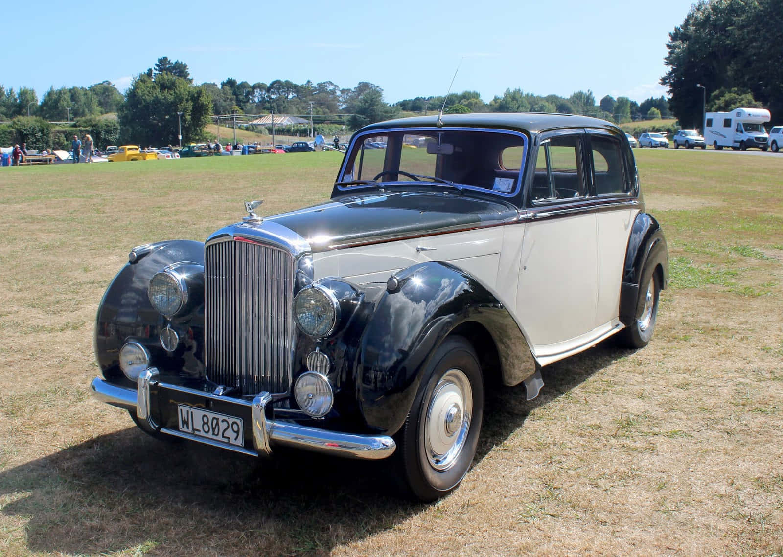Bentley Mark VI, two-tone vintage car, chrome accents, HD Desktop Wallpaper
