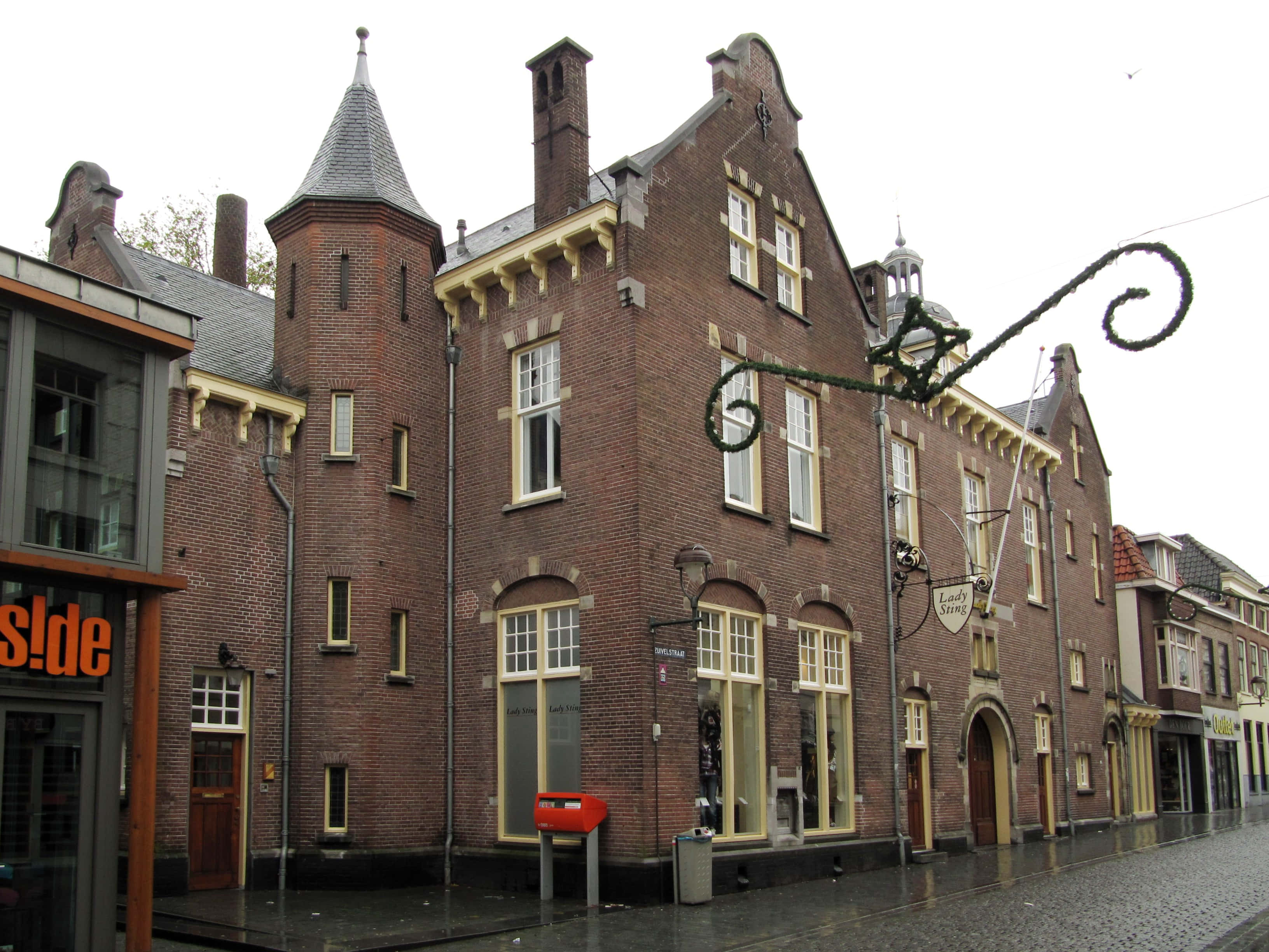 Bergen Op Zoom, historic Dutch buildings, red brick facades, 2K Desktop Wallpaper