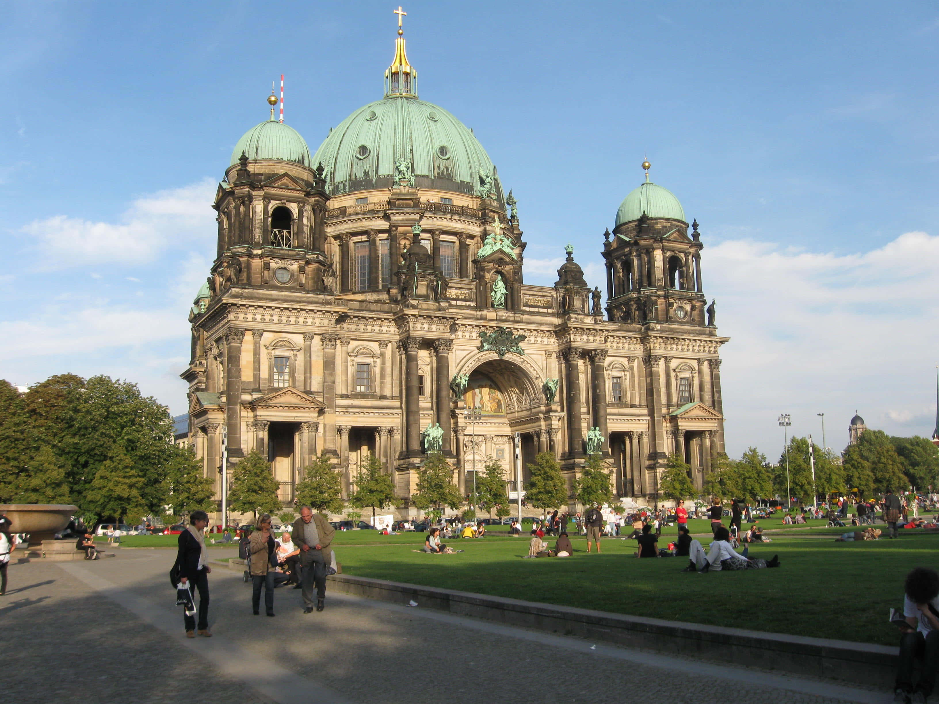 Berlin Cathedral, green domes, clear blue sky, 2K Desktop Wallpaper