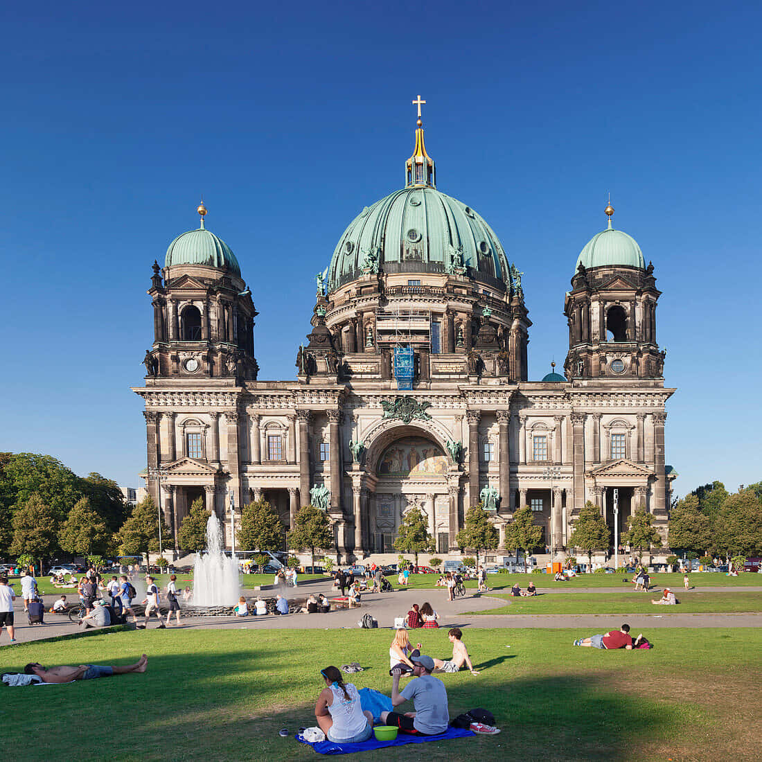 Berlin Cathedral, green domes, clear blue sky, SD Desktop Wallpaper