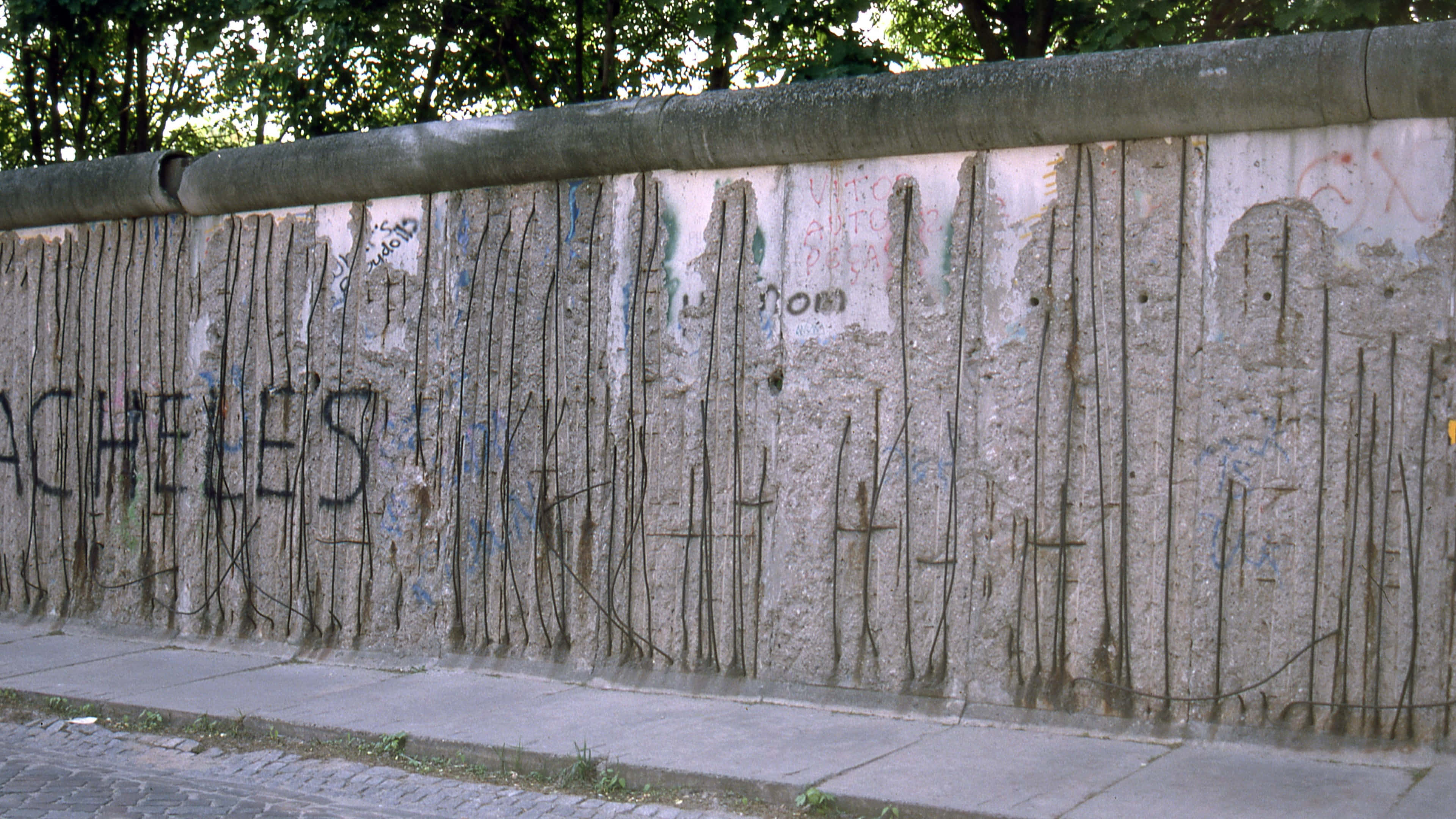Berlin Wall, graffiti, rusted metal strips, 4K Desktop Wallpaper