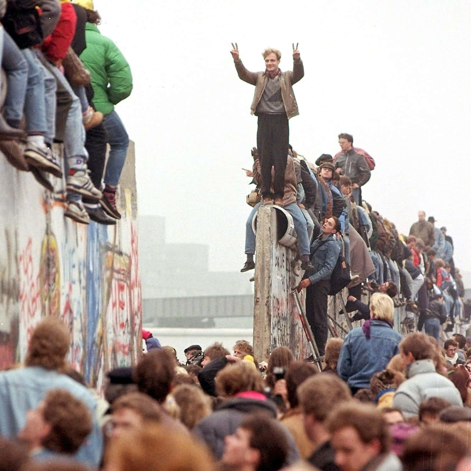 Berlin Wall, graffiti-covered, arms raised in victory, HD Desktop Wallpaper
