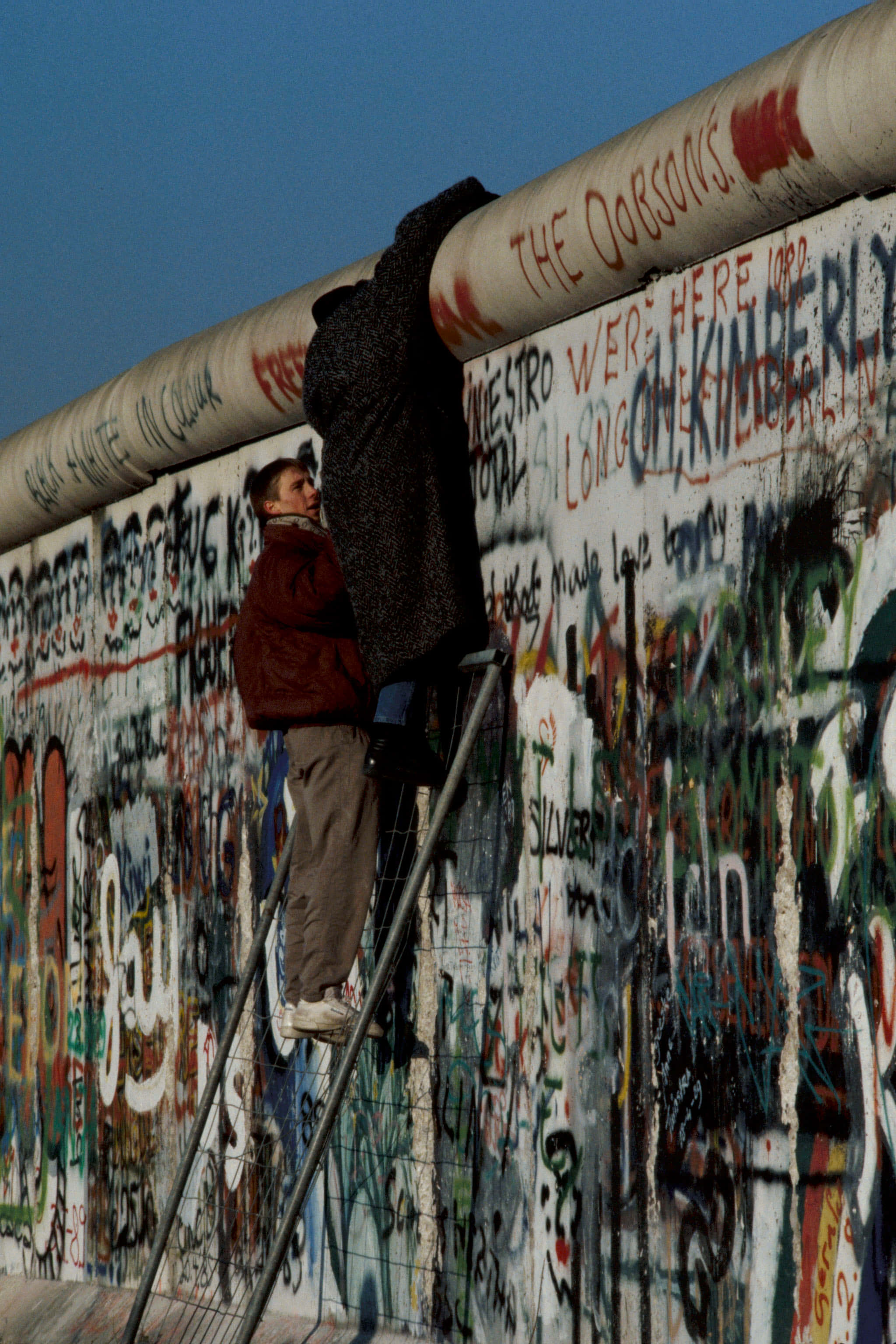 Berlin Wall, graffiti-covered, ladder, 2K Phone Wallpaper