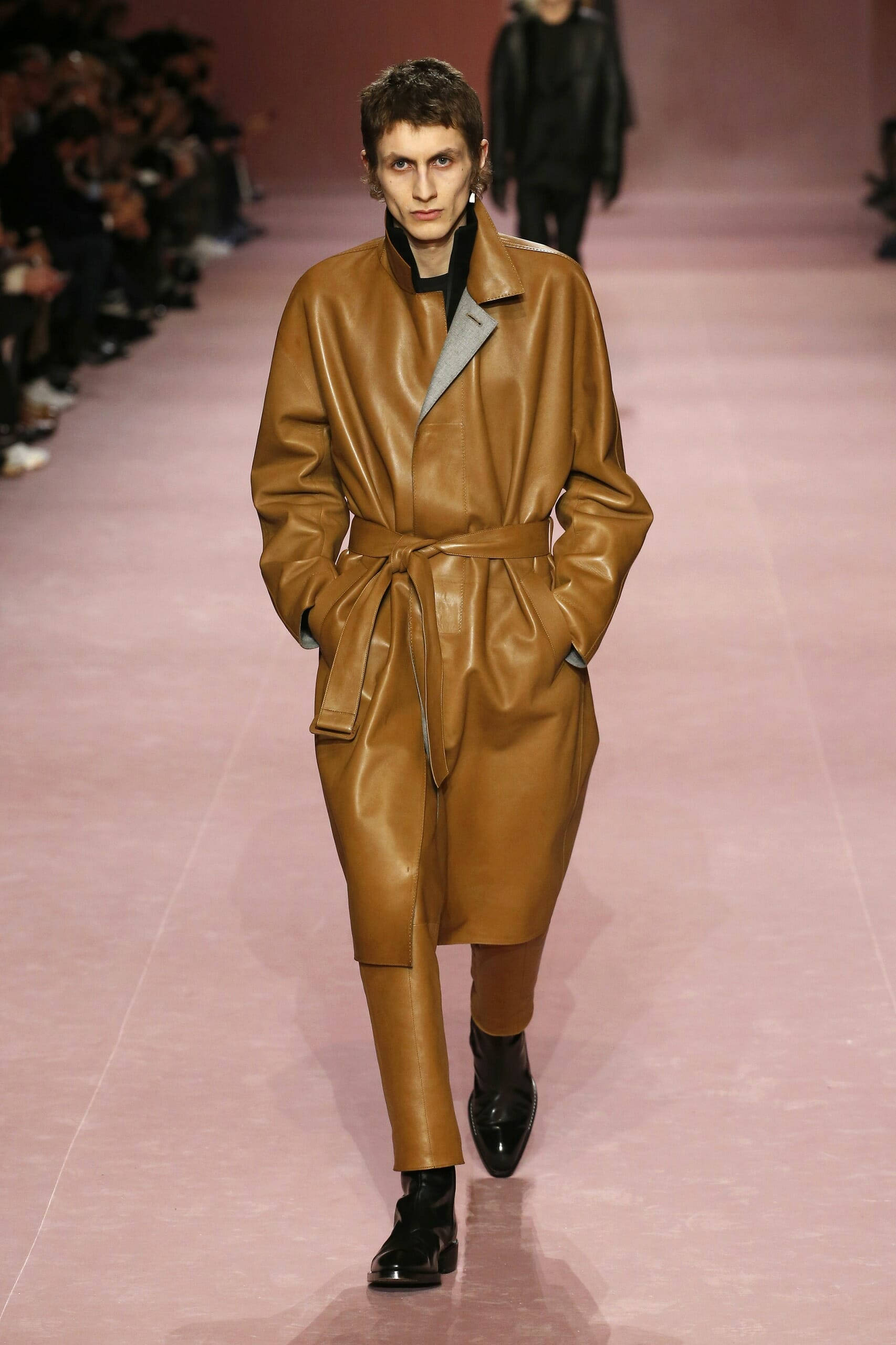 Berluti, Fall 2018, tan leather trench coat, 2K Phone Wallpaper