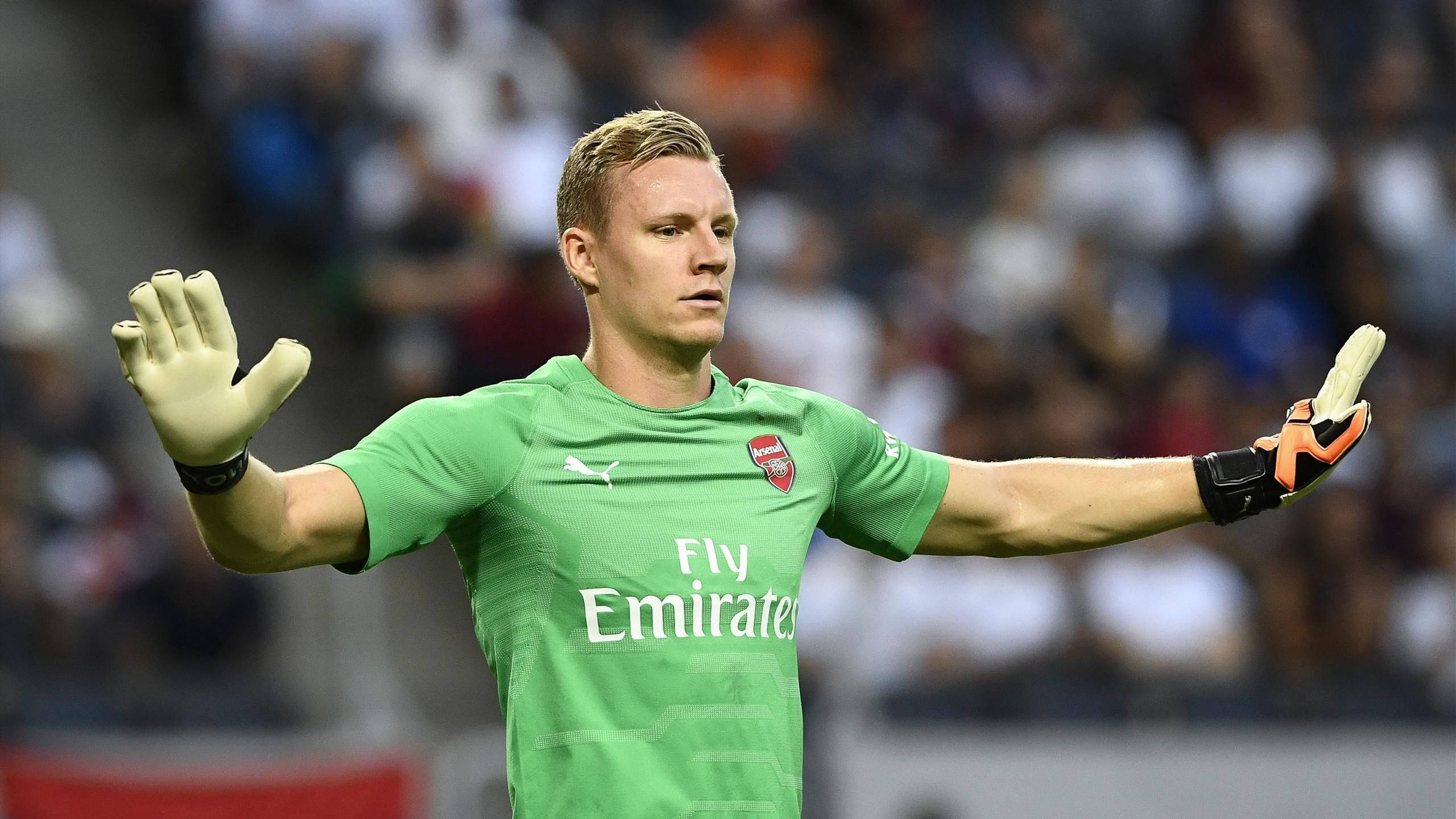 Bernd Leno, green Arsenal jersey, stadium field, 2K Desktop Wallpaper