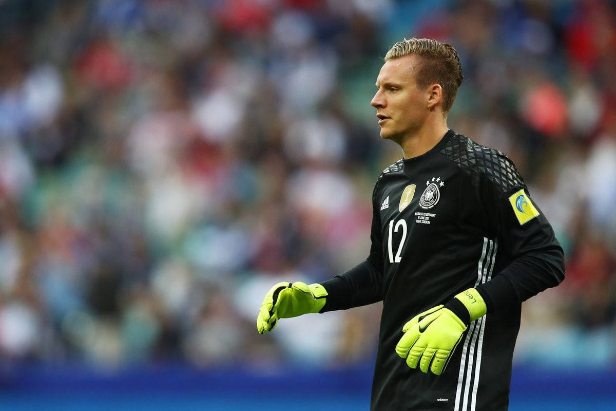 Bernd Leno, yellow gloves, black jersey, SD Desktop Wallpaper