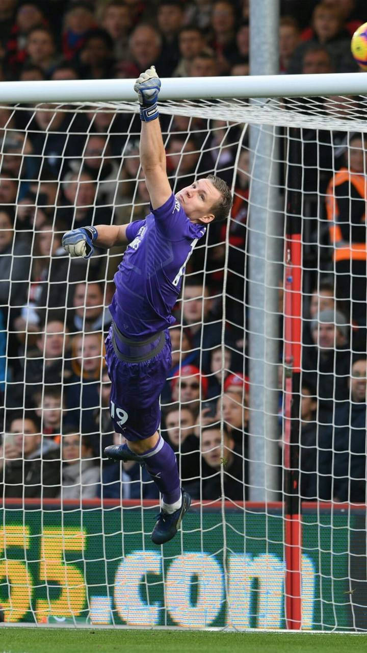 Bernd Leno, purple, leaps high, HD Phone Wallpaper