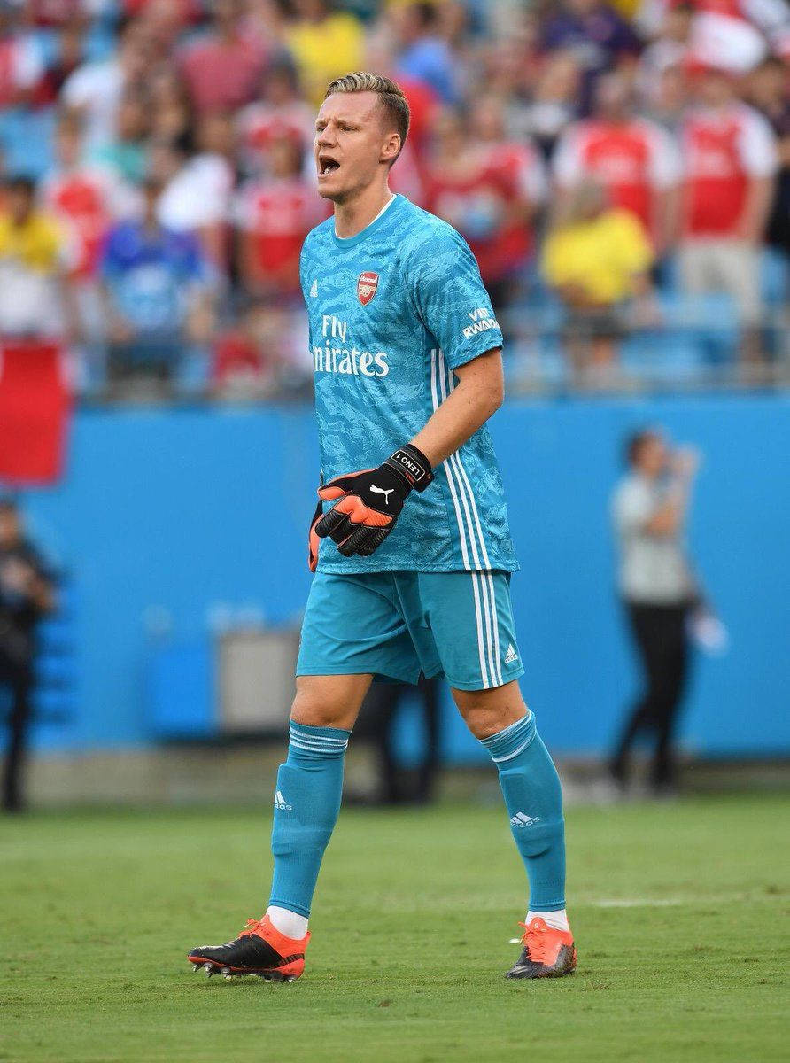 Bernd Leno, light blue, green pitch, SD Phone Wallpaper
