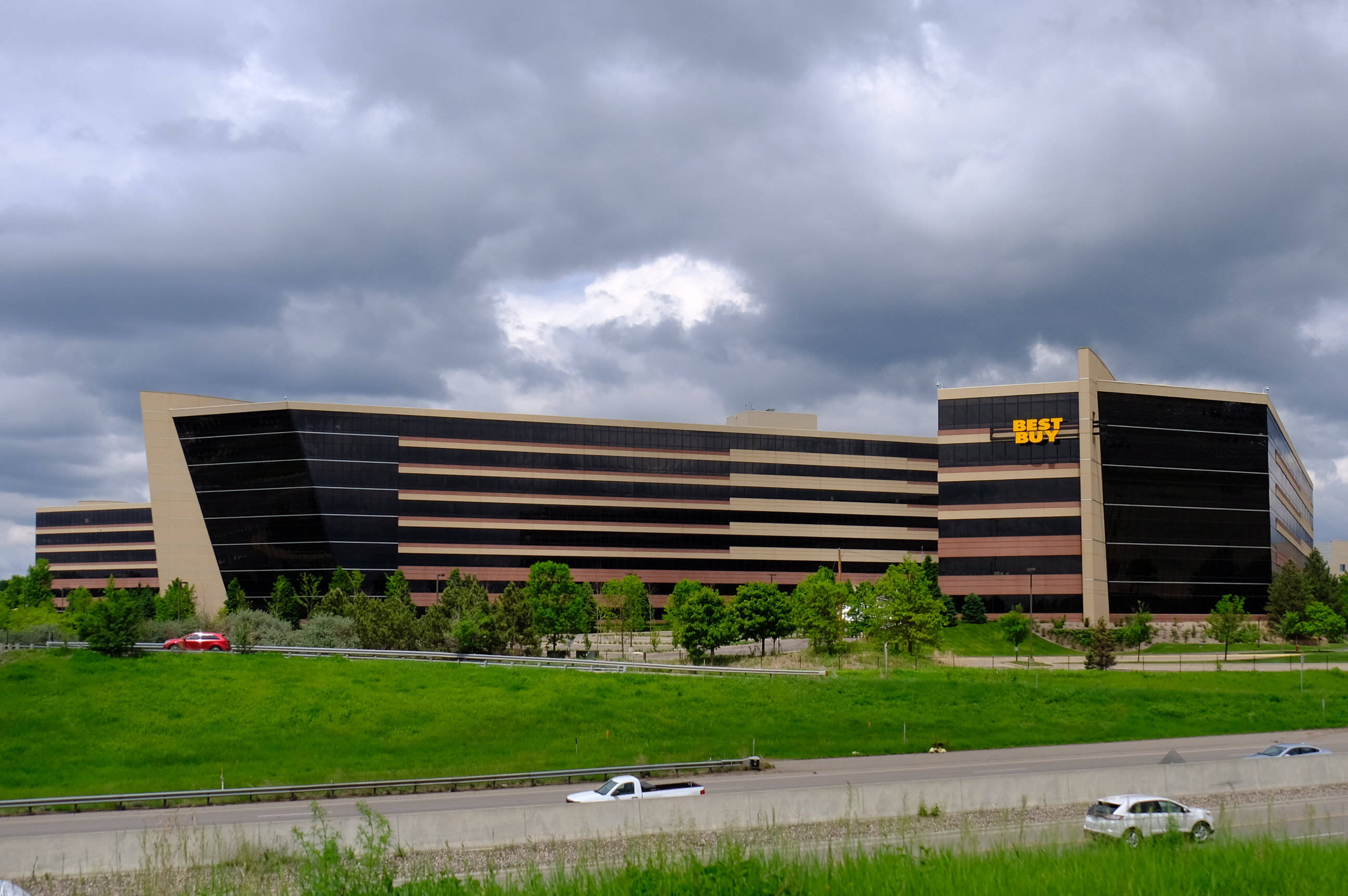 Best Buy, modern building, cloudy sky, 2K Desktop Wallpaper