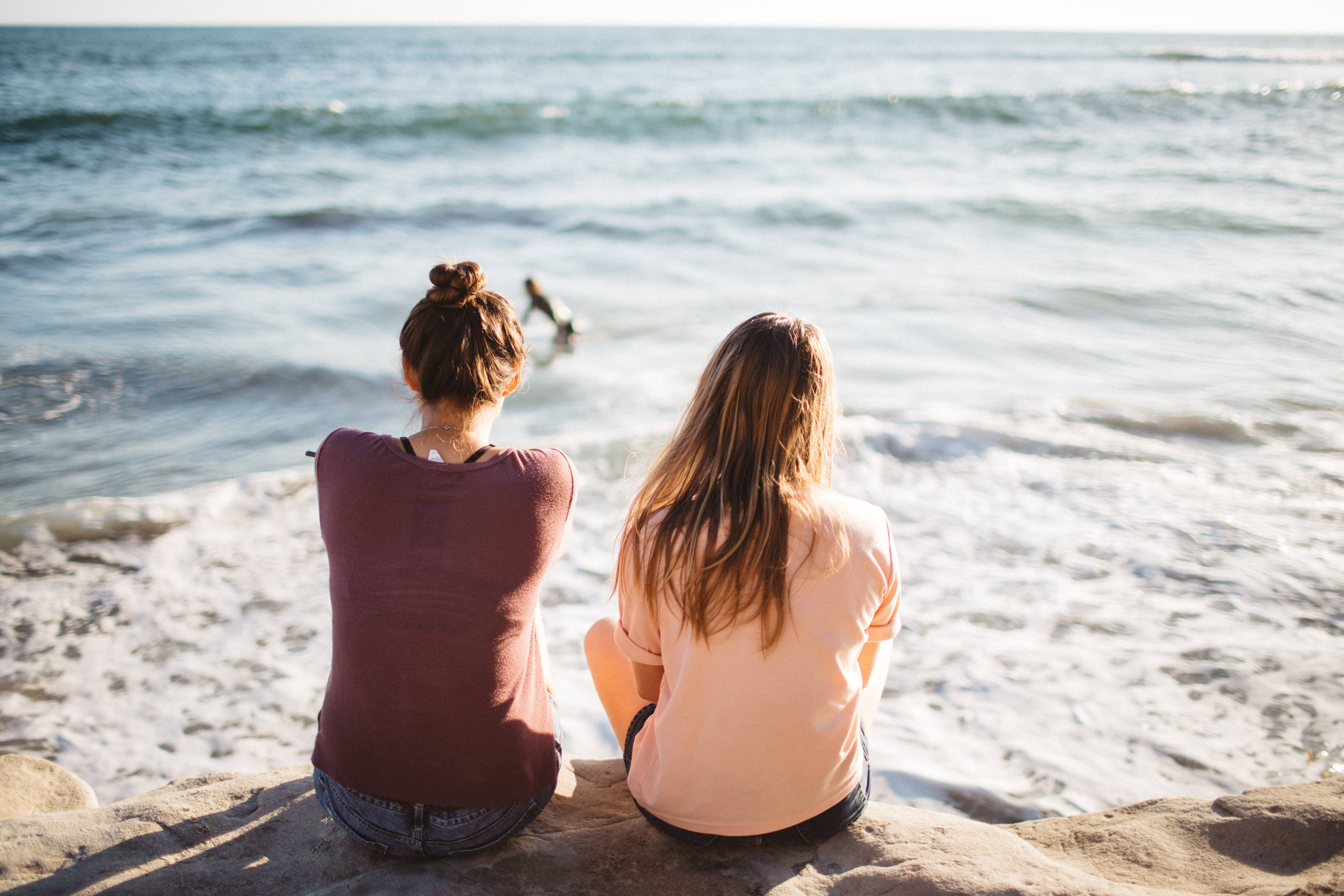 Best Friends for Life, sunlit rocky shore, ocean waves, 4K Desktop Wallpaper