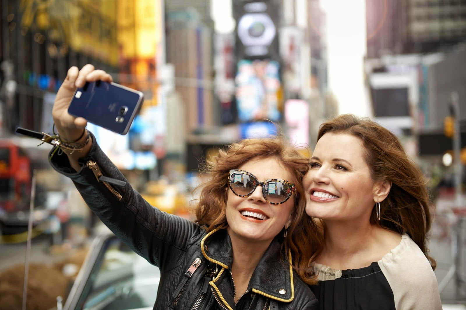 Best Friends, selfie, bustling city square, HD Desktop Wallpaper