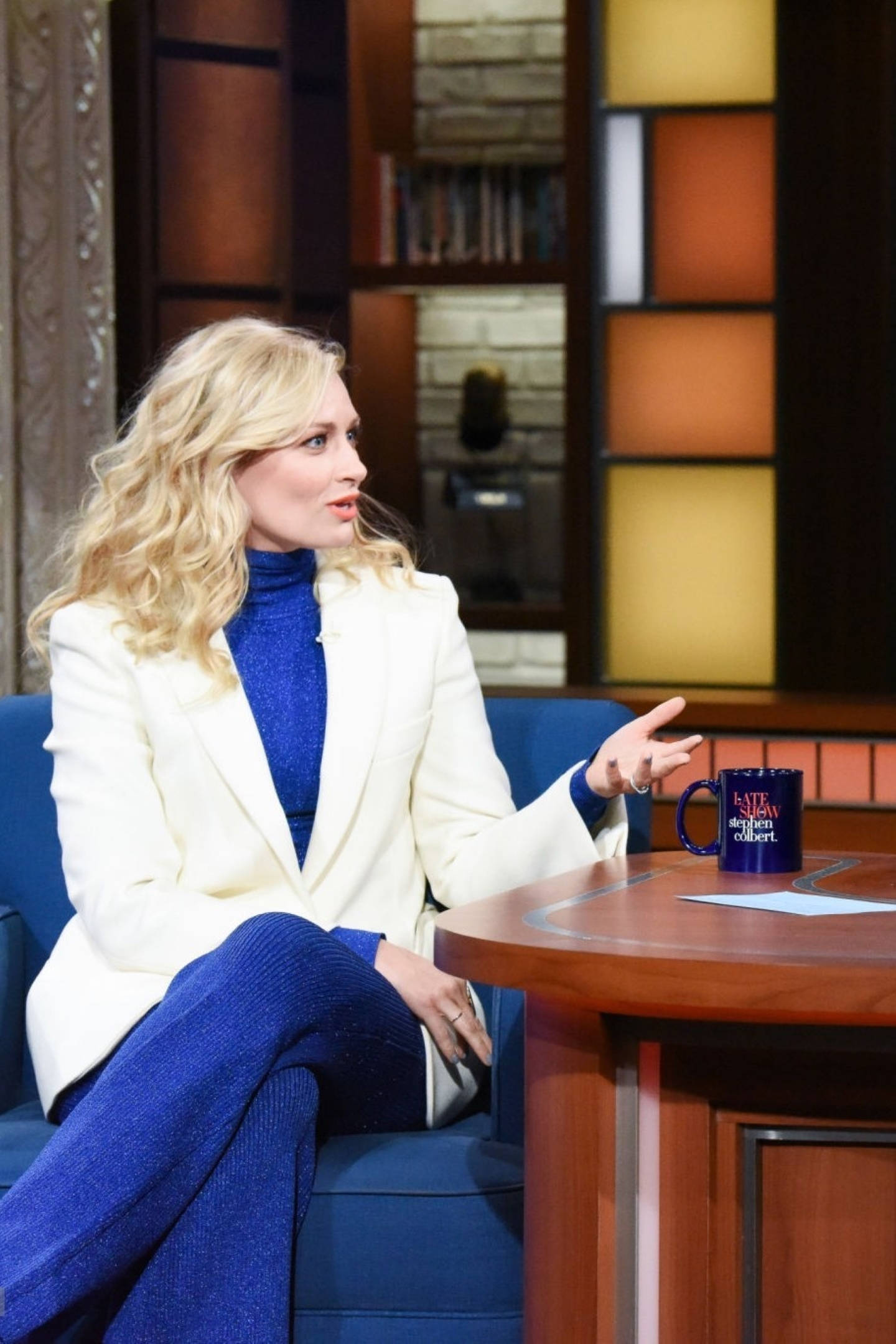 Beth Behrs, late night show, white blazer, Full HD Phone Wallpaper