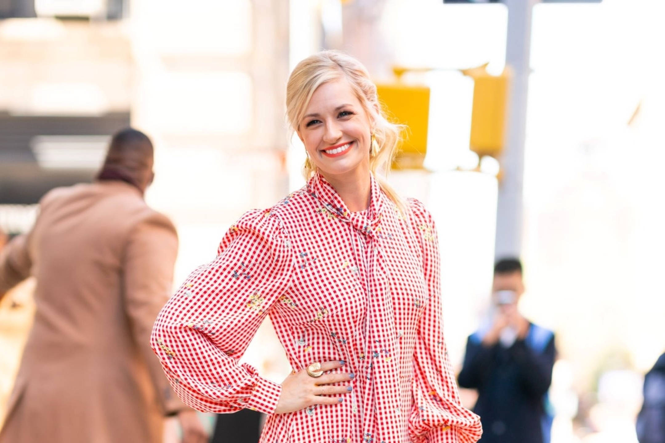 Beth Behrs, 2019 AOL Build Series, red and white checkered blouse, Full HD Desktop Wallpaper