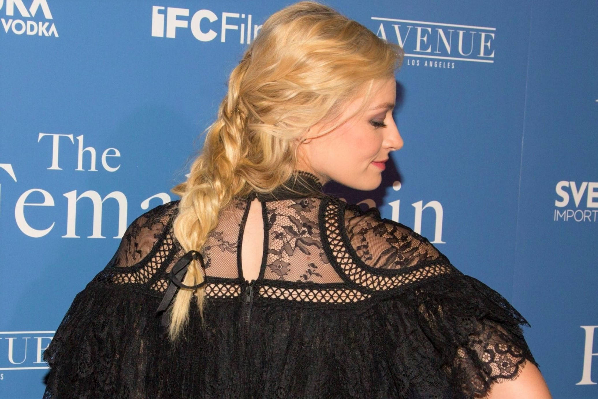 Beth Behrs, black lace dress, blue branded event backdrop, Full HD Desktop Wallpaper
