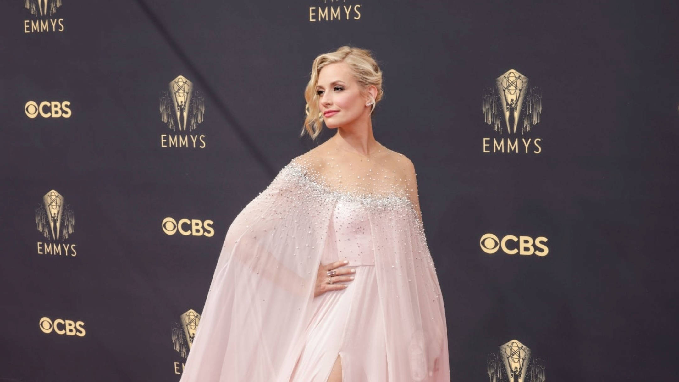 Beth Behrs, 73rd Emmy Awards, sparkling pink gown, Full HD Desktop Wallpaper