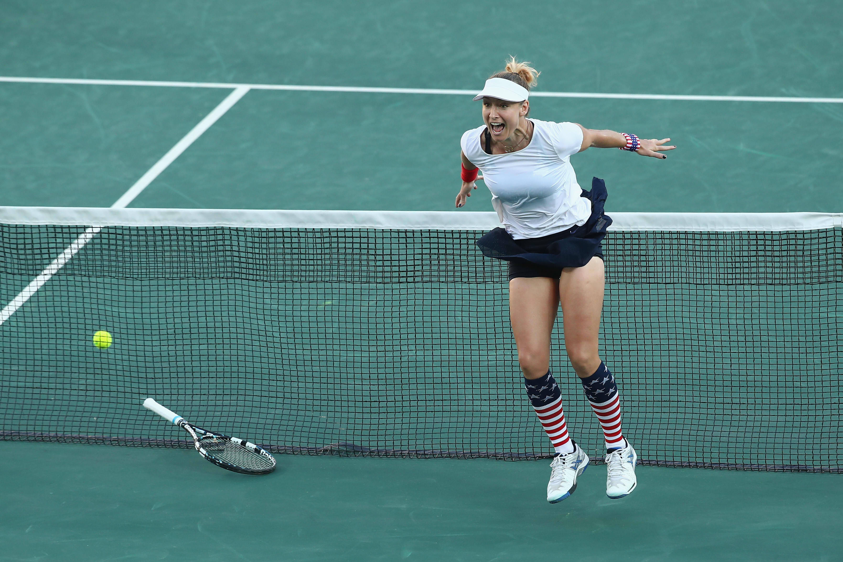 Bethanie Mattek-sands, tennis player, leaps over the net, 2K Desktop Wallpaper