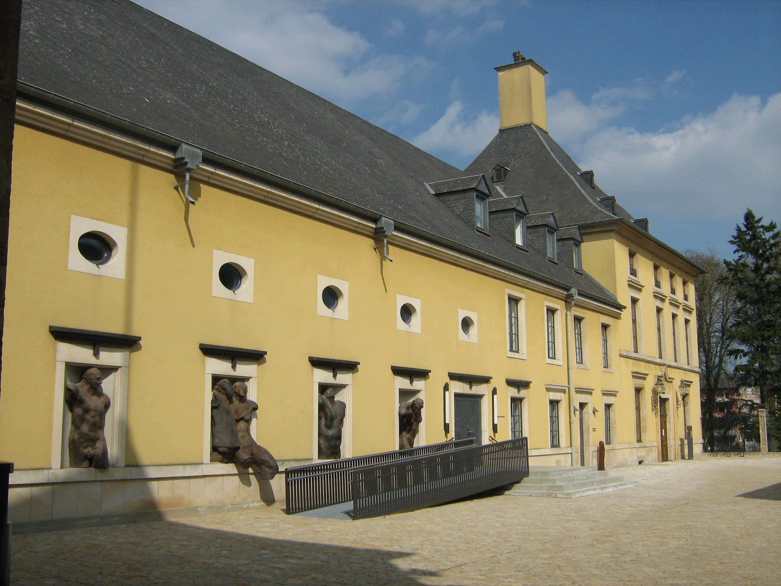 Bettembourg, yellow building, bronze statues, 2K Desktop Wallpaper