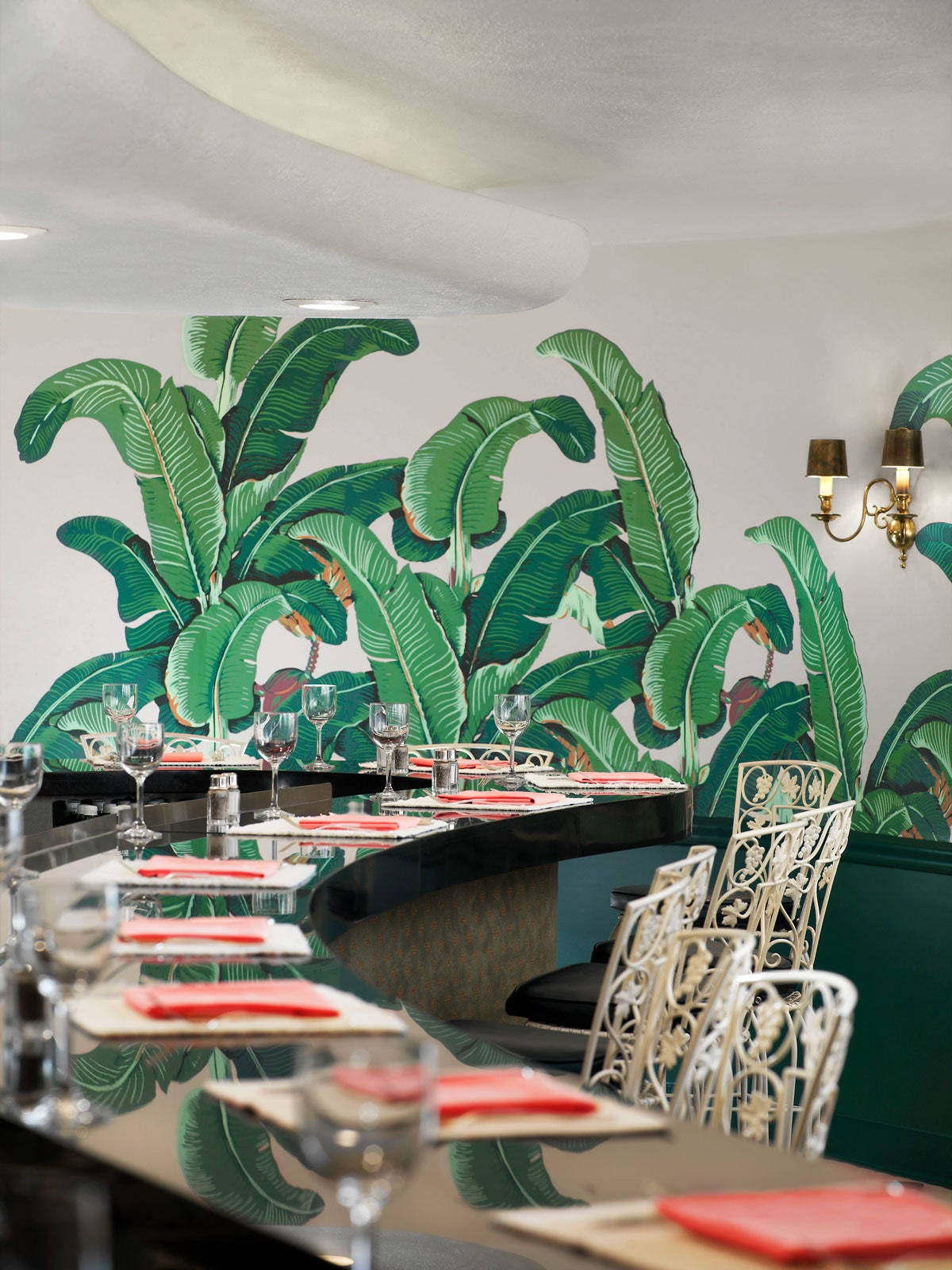 Beverly Hills Hotel, glossy black table, vibrant green banana leaf wallpaper, HD Phone Wallpaper