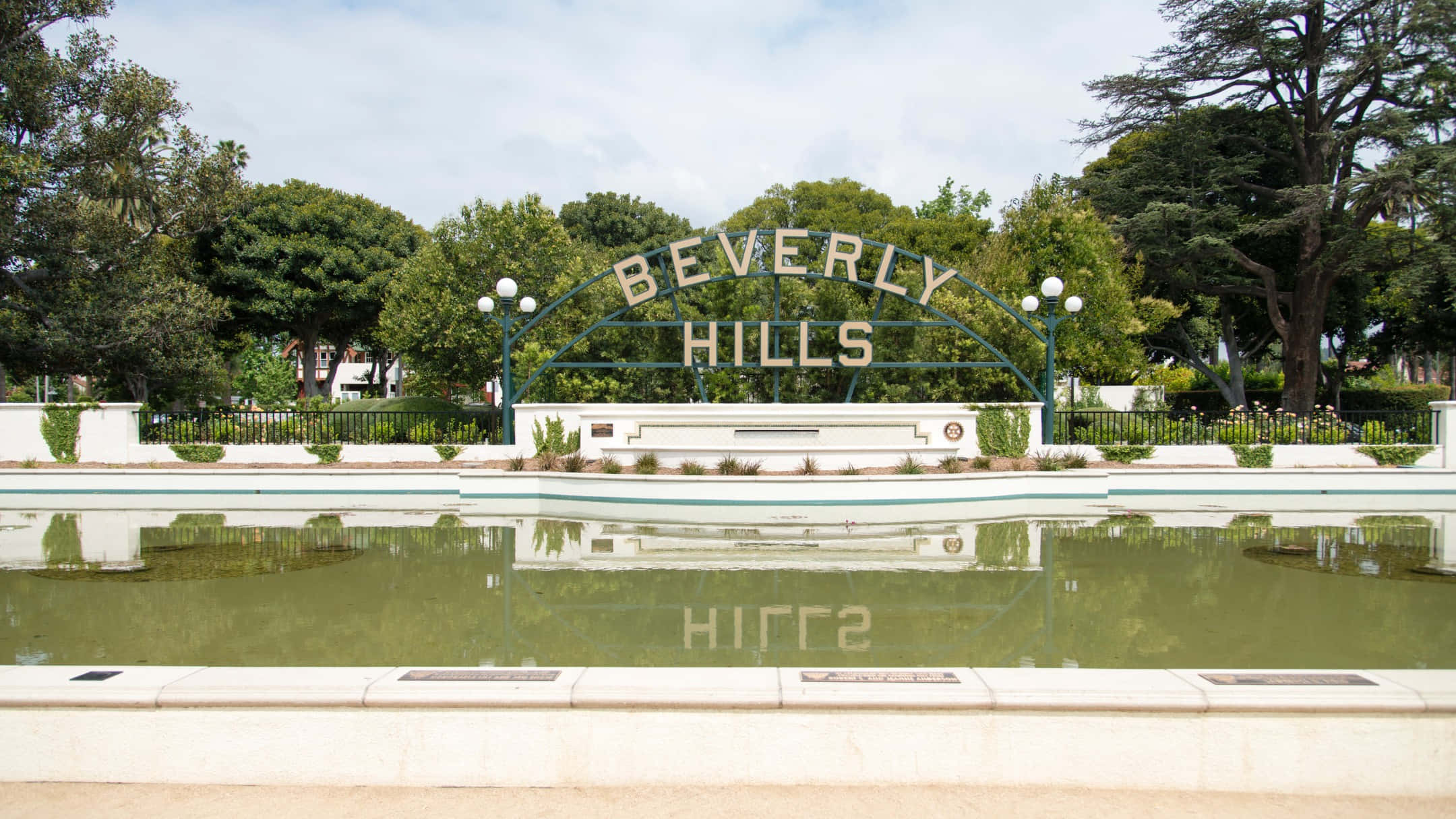 Beverly Hills sign, reflecting pool, lush green trees, Full HD Desktop Wallpaper
