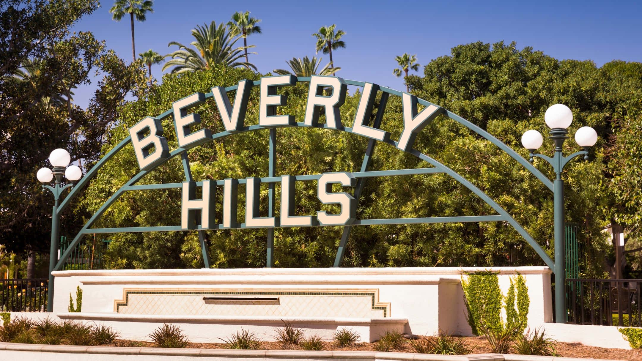 Beverly Hills sign, clear blue sky, lush green palm trees, Full HD Desktop Wallpaper