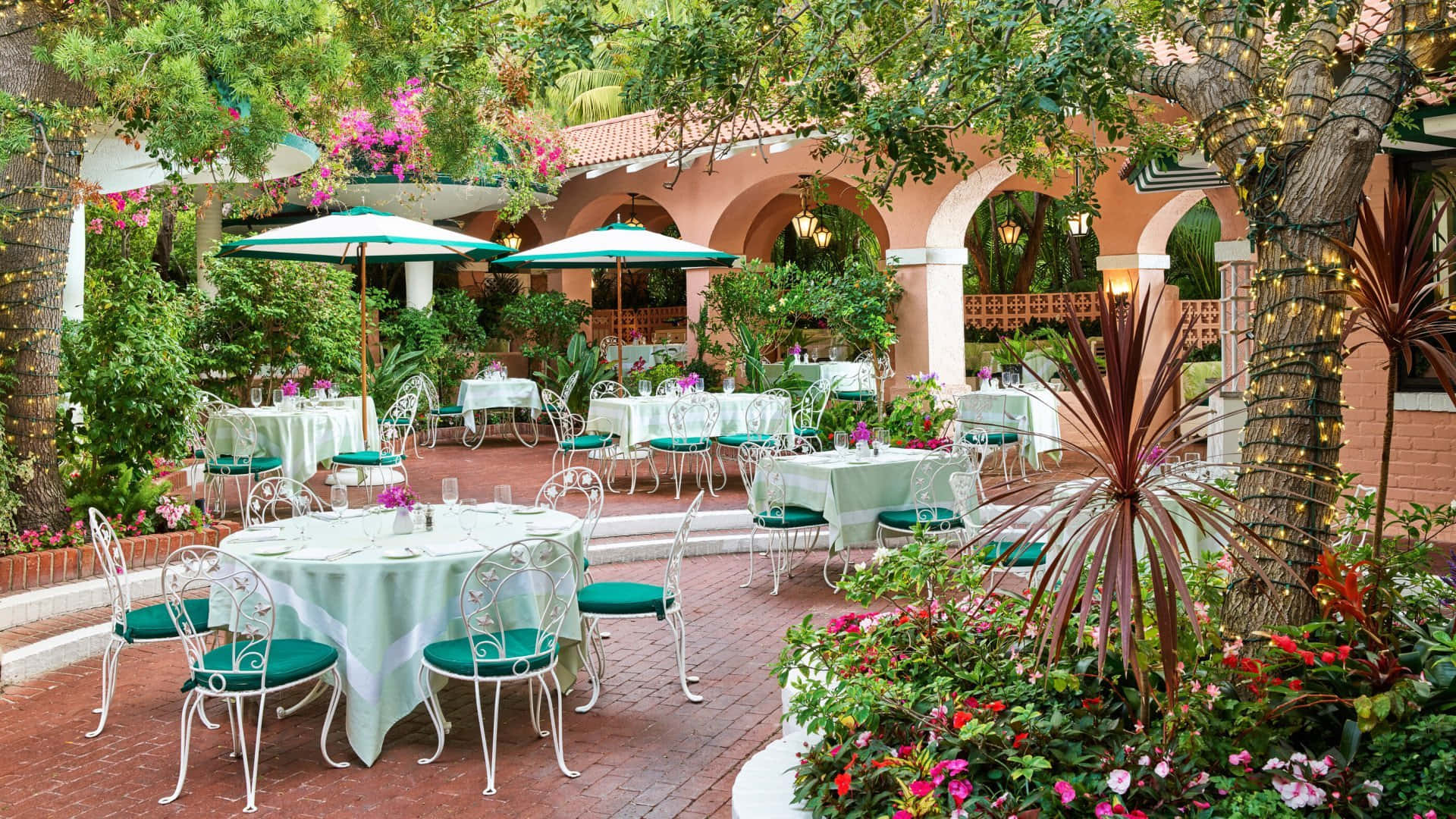 Beverly Hills, outdoor restaurant patio, white tables, Full HD Desktop Wallpaper