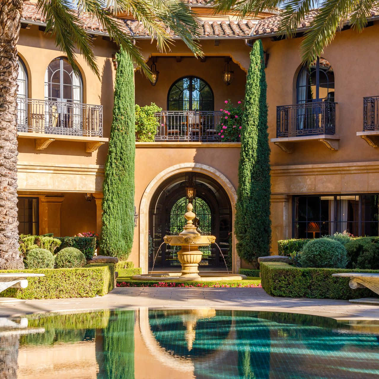 Beverly Hills, Mediterranean villa, central fountain, SD Desktop Wallpaper