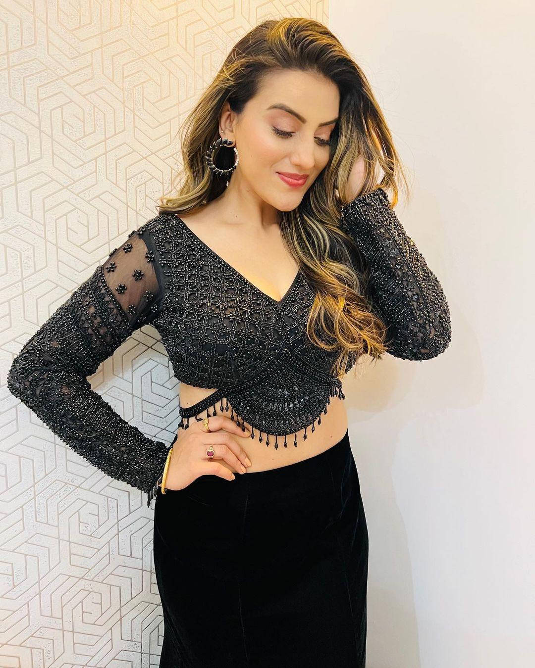 Bhojpuri, black beaded crop top, velvet skirt, HD Phone Wallpaper