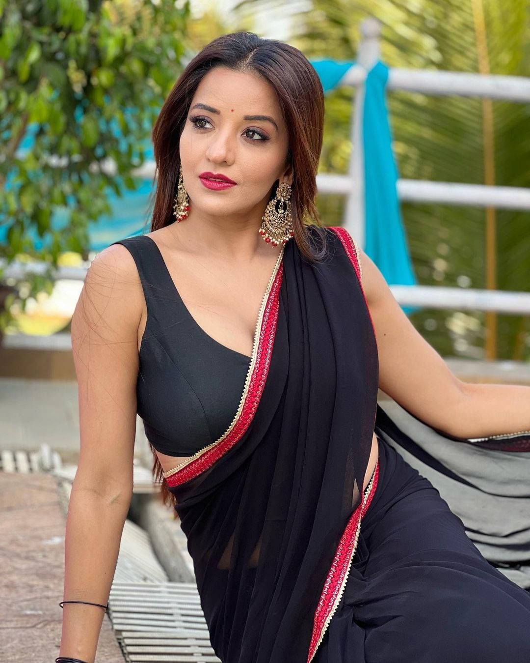 Bhojpuri actress, black saree, red and gold border, HD Phone Wallpaper