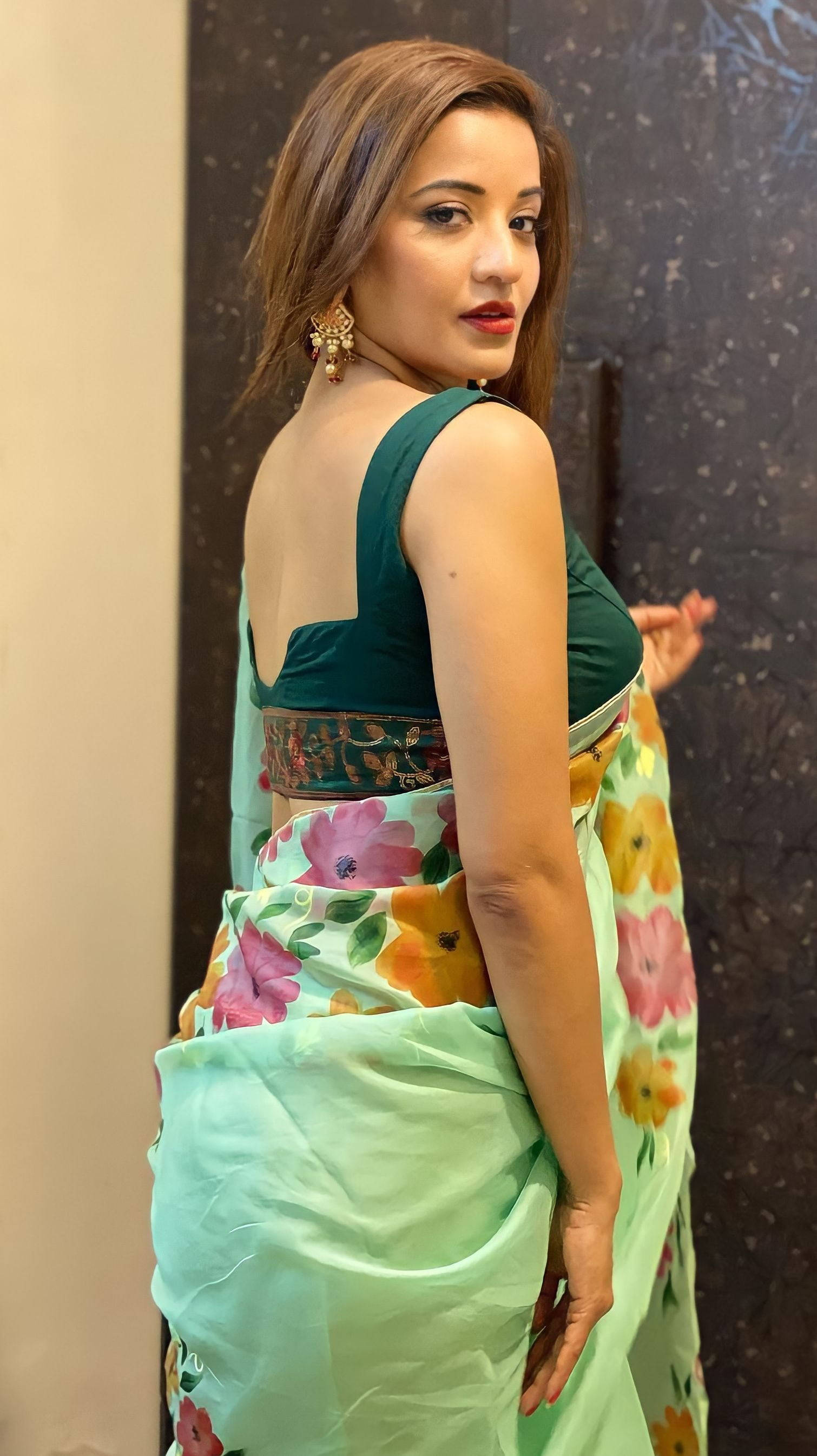 Bhojpuri actress, floral green saree, dark green blouse, 2K Phone Wallpaper