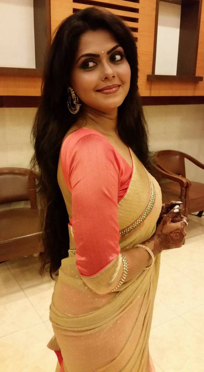 Bhojpuri actress, beige saree, peach and gold saree, SD Phone Wallpaper