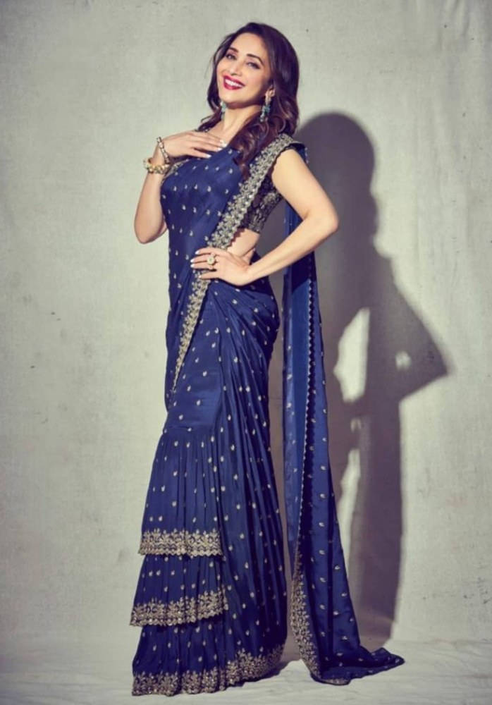 traditional bhojpuri dance performance, navy blue embroidered saree, gold trim, SD Phone Wallpaper