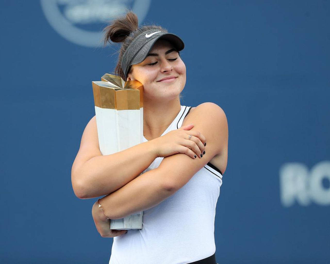 Bianca Andreescu, trophy, blue court, HD Desktop Wallpaper