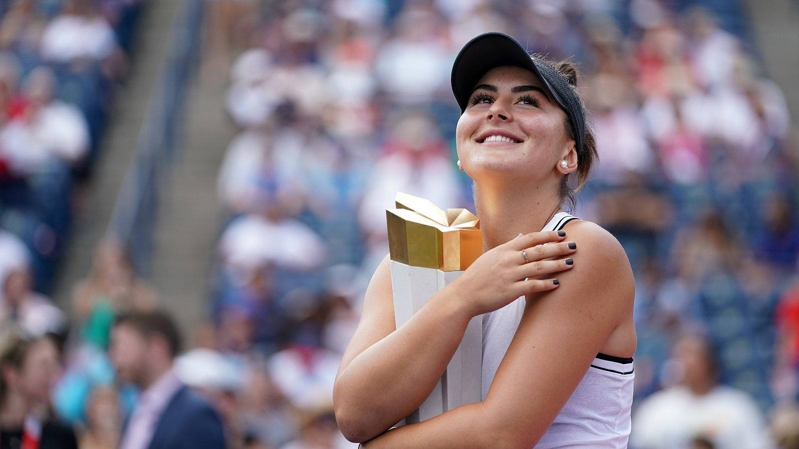 Bianca Andreescu, trophy, tennis player, HD Desktop Wallpaper