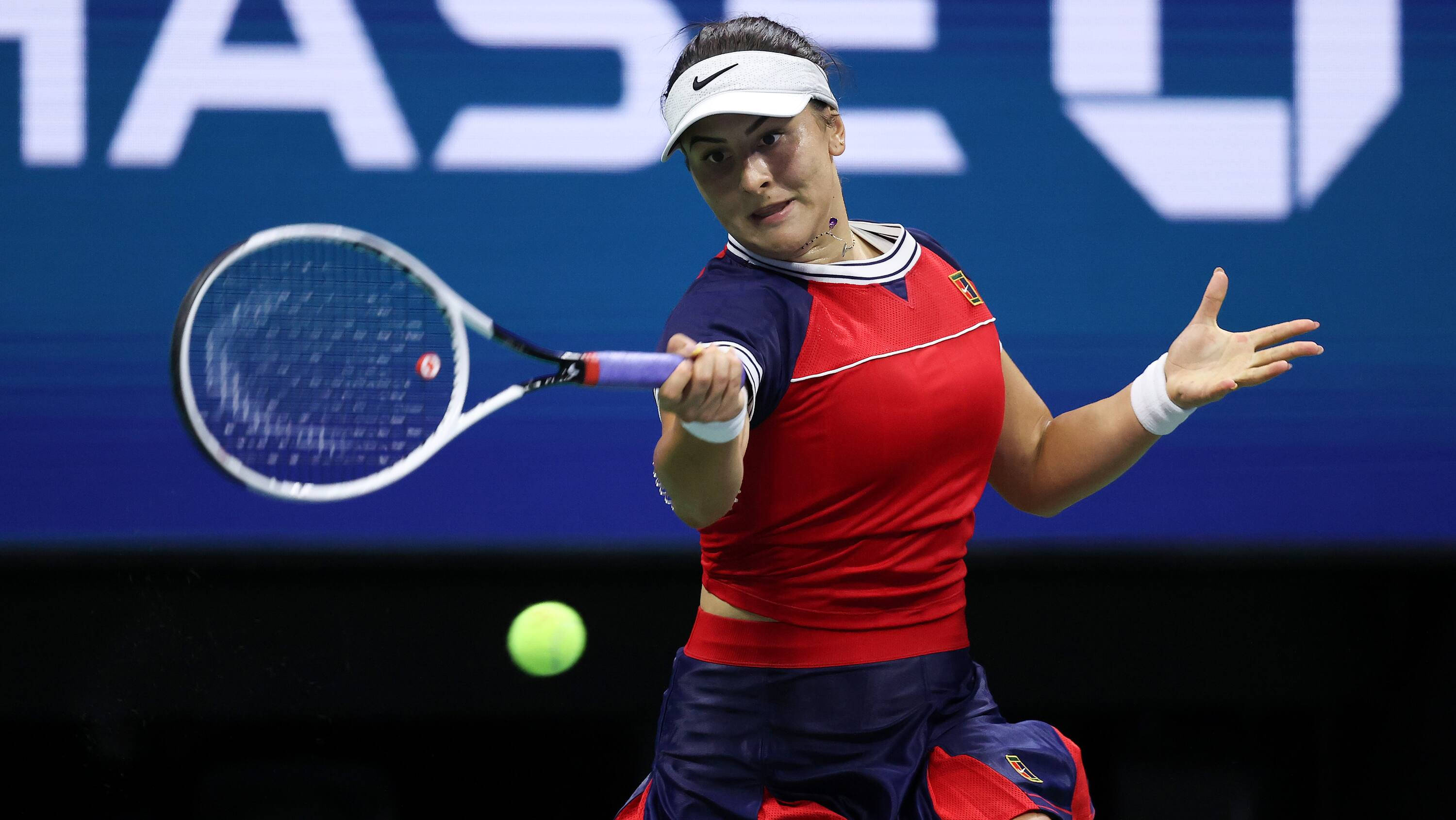 Bianca Andreescu, red and blue gear, bright green ball, 2K Desktop Wallpaper