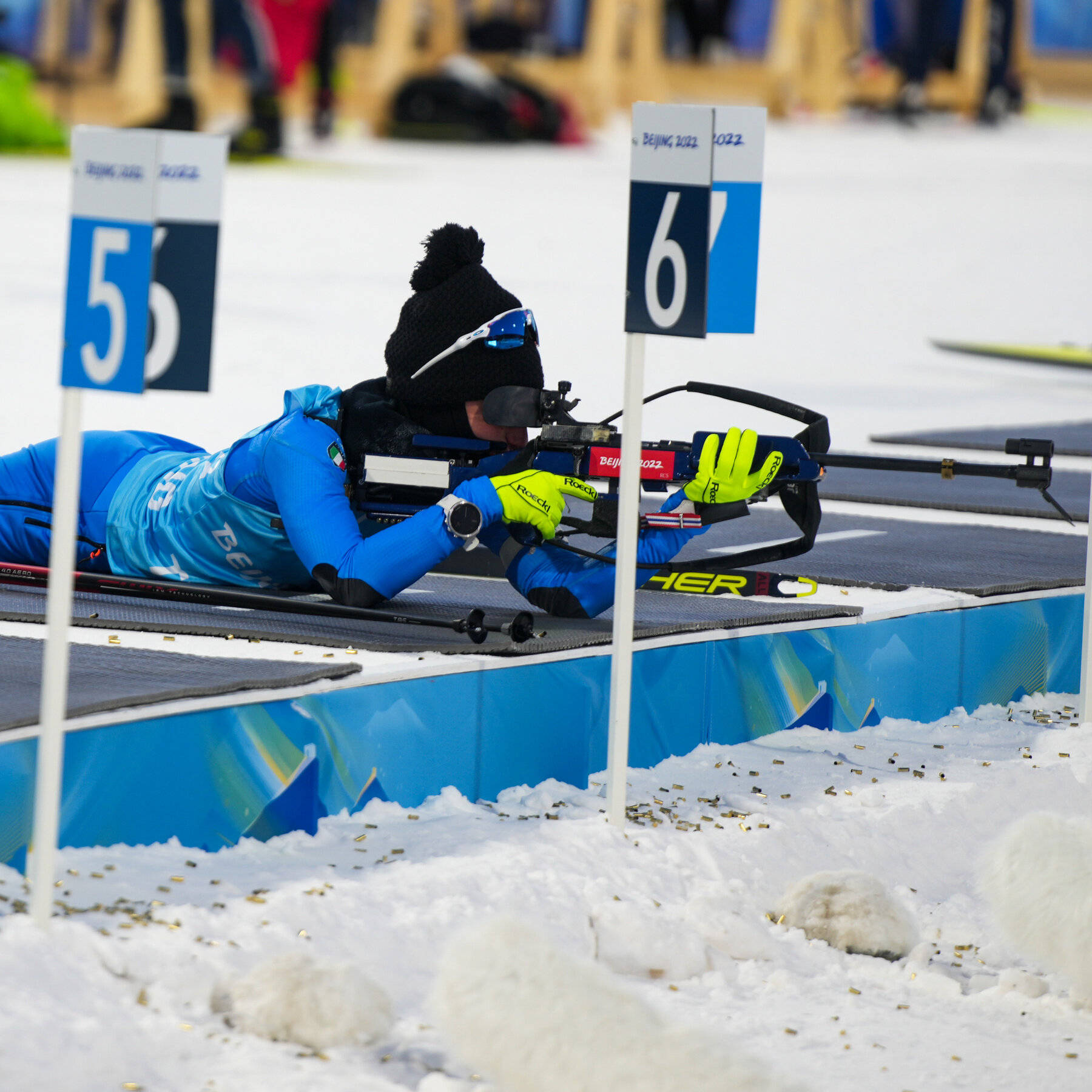 biathlon athlete, prone position, blue gear, HD Desktop Wallpaper