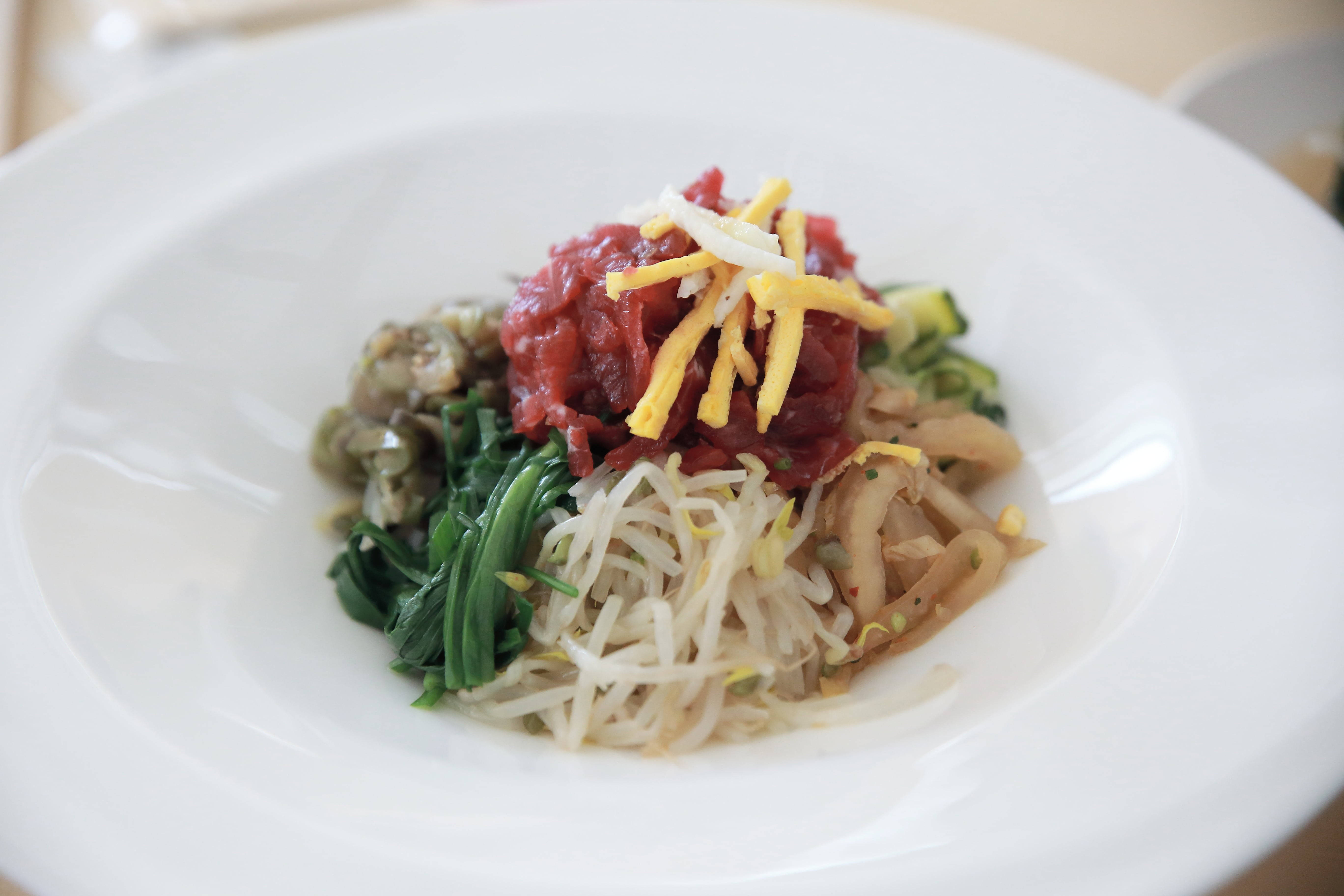 Bibimbap, raw high quality beef, red sauce, 5K Desktop Wallpaper
